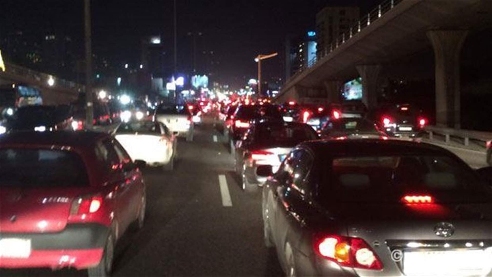زحمة سير خانقة على المسلك الغربي من مفرق كازينو لبنان باتجاه بيروت