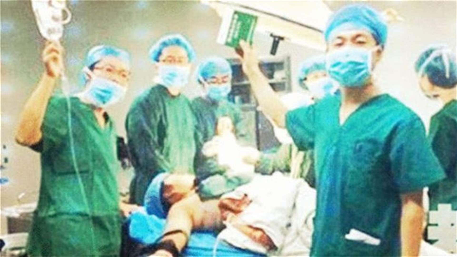 صورة سيلفي تتسبب في اقالة مدير مستشفى وجراحين