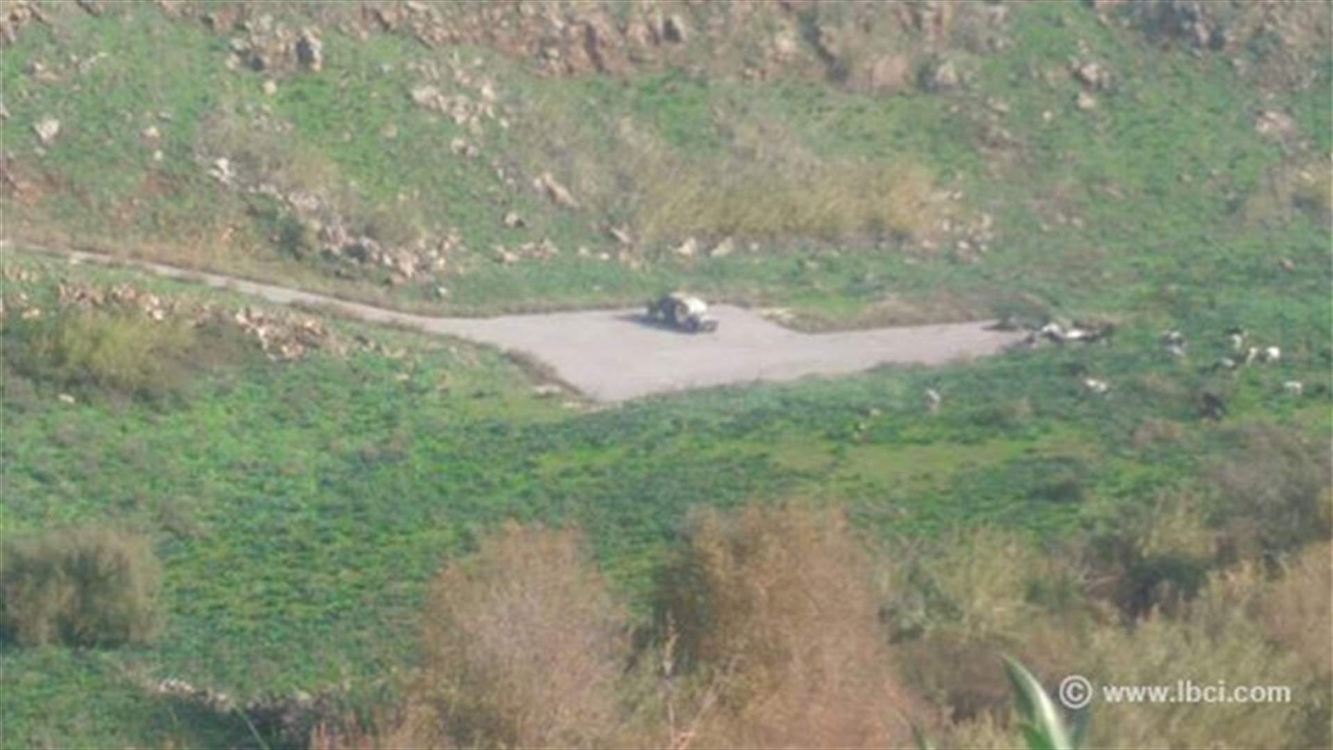 Israeli troops erect 2 tents near barbed wire in al-Wazzani hills