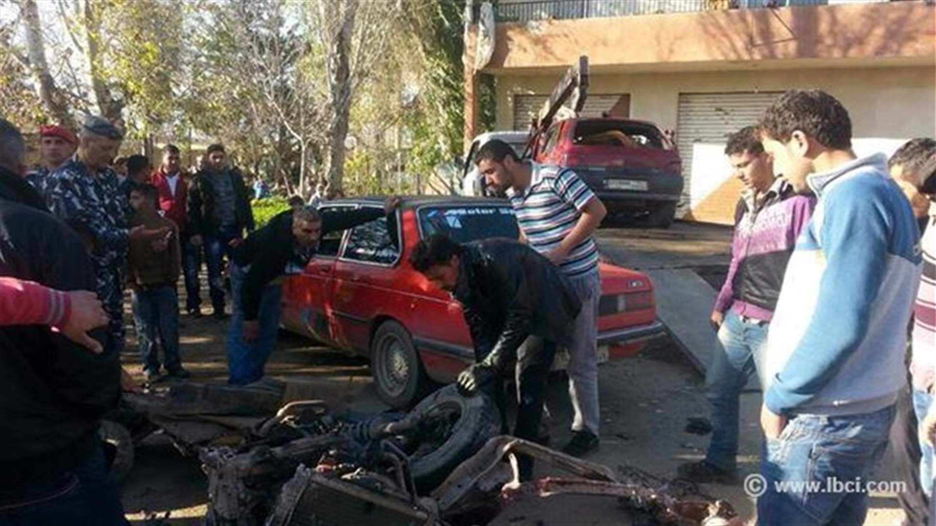 بالصور..قتيلان بحادث مروع بين 3 سيارات على طريق ديرزنون 