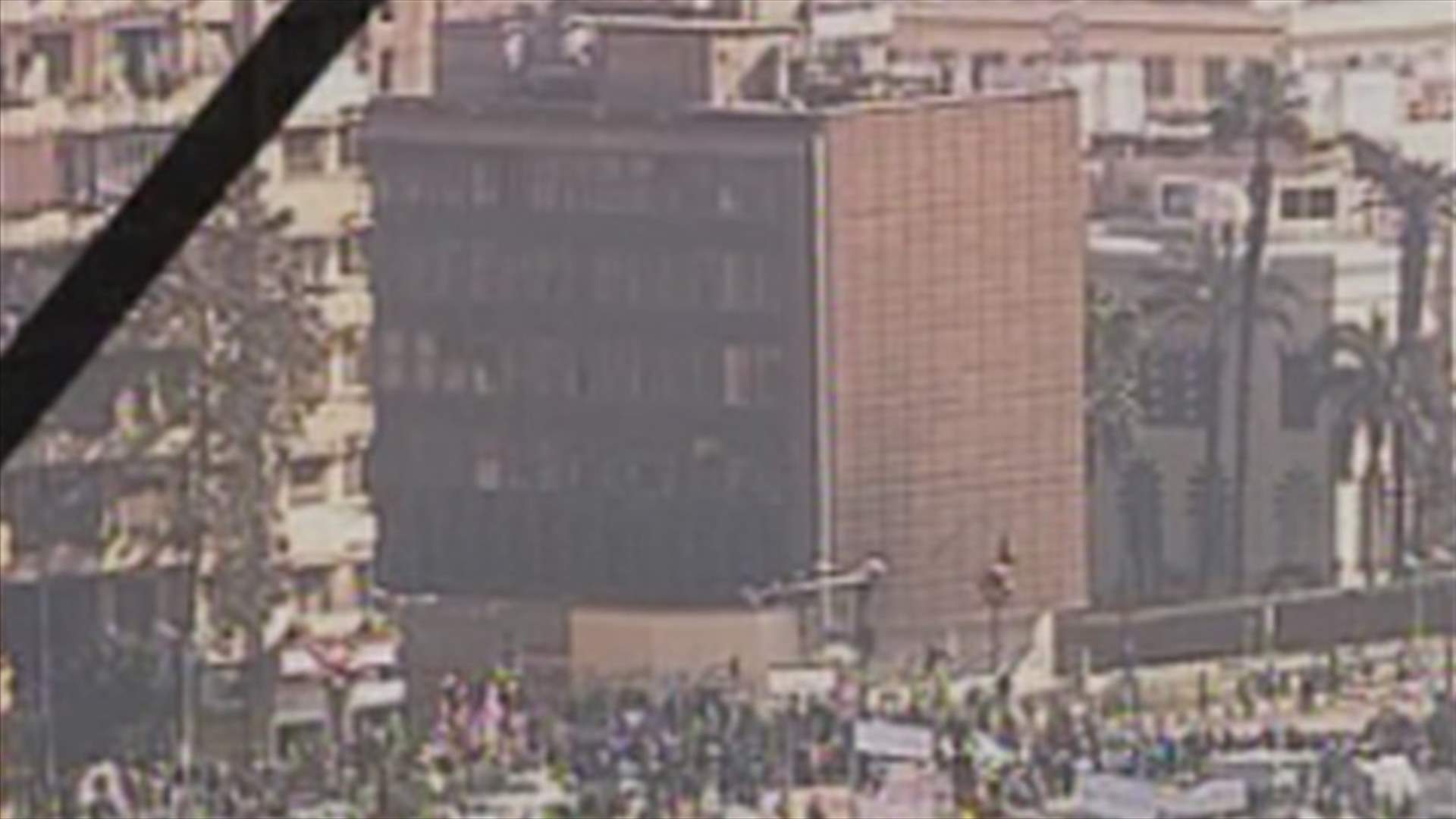اشعال النار في مبنى مصلحة الضرائب بالقاهرة مع احتدام الاحتجاجات بالشارع
