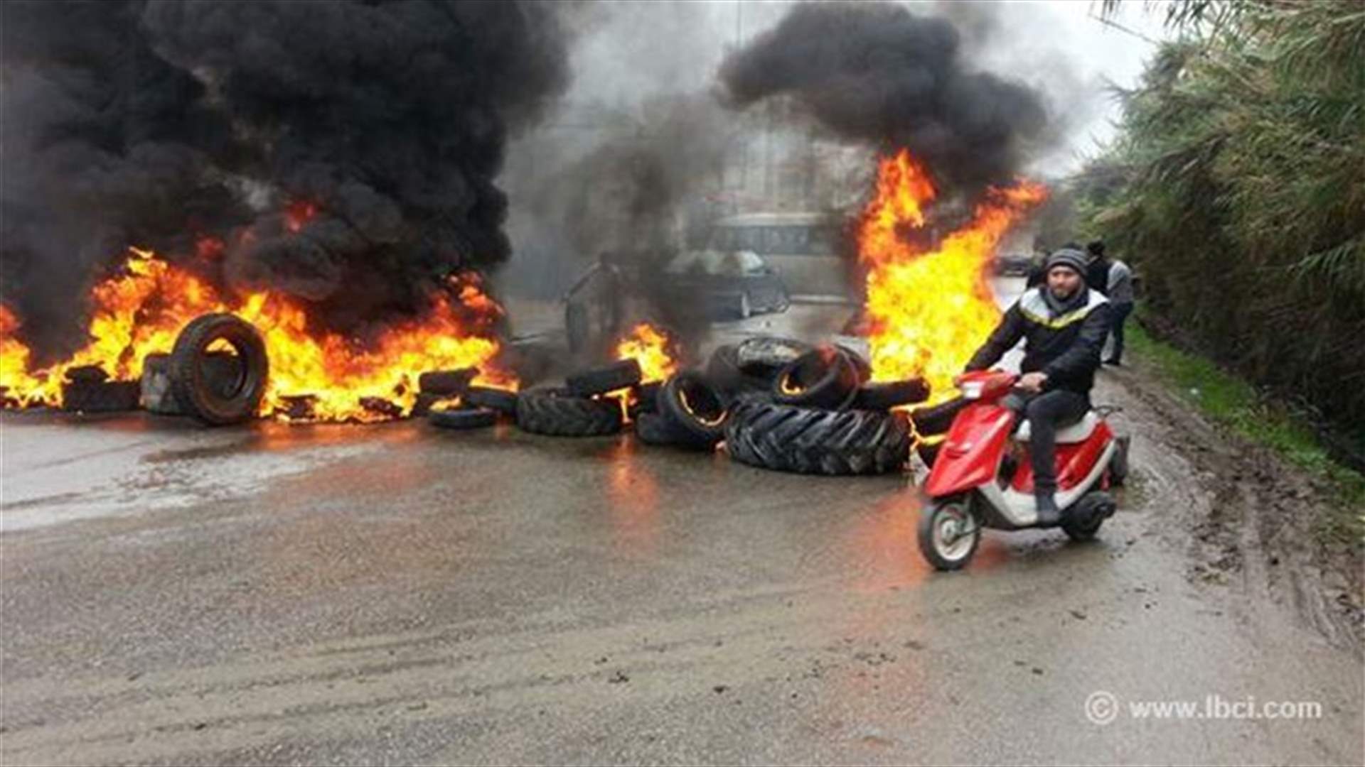 اعادة فتح الطريق بالصرفند بعد قطعها من قبل أصحاب البسطات
