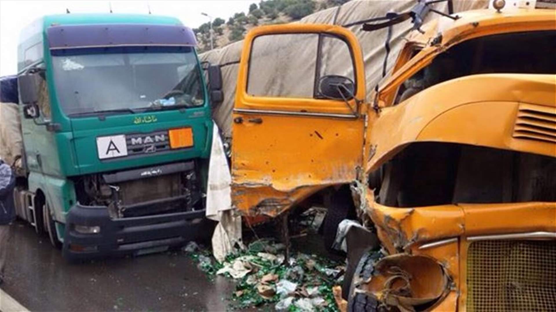 بالصور...حادث سير بين شاحنتين عند المصنع