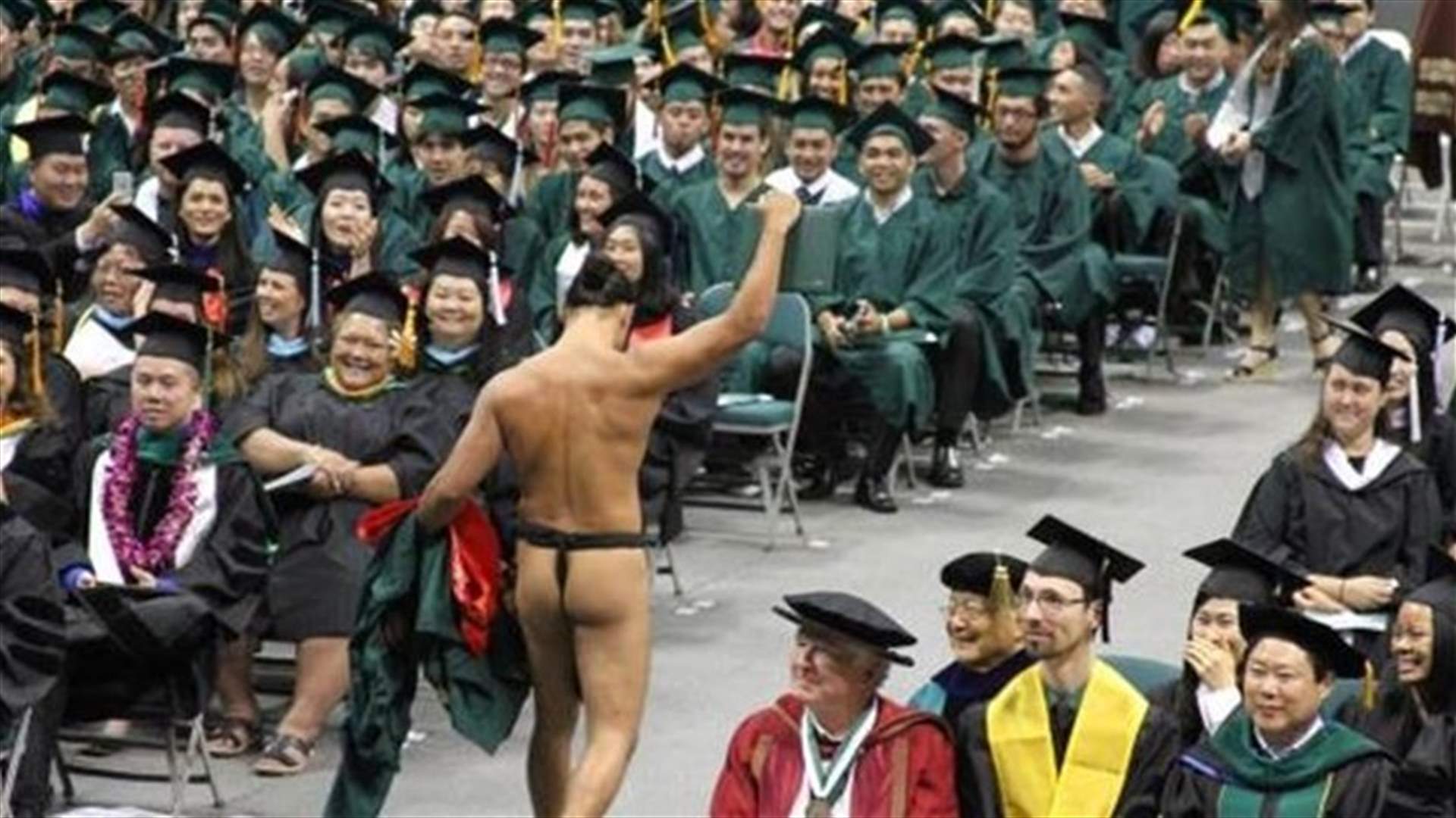 [PHOTOS] Student Strips Down During Graduation Ceremony And Here’s Why!
