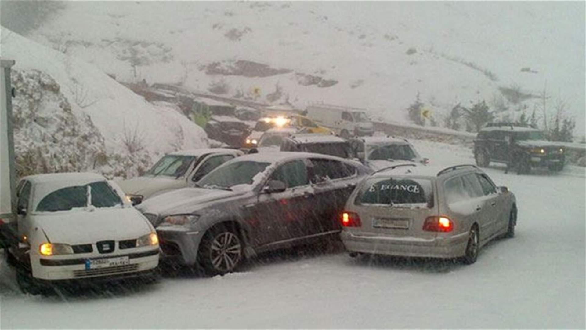 بالصور- زينة تتسبب بانزلاقات وحوادث سير بكفردبيان