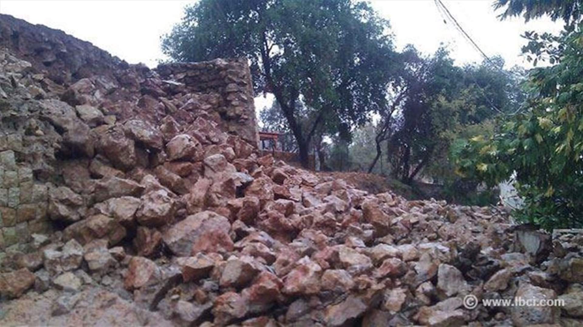 بالصورة: انهيار حائط دعم في برمانا