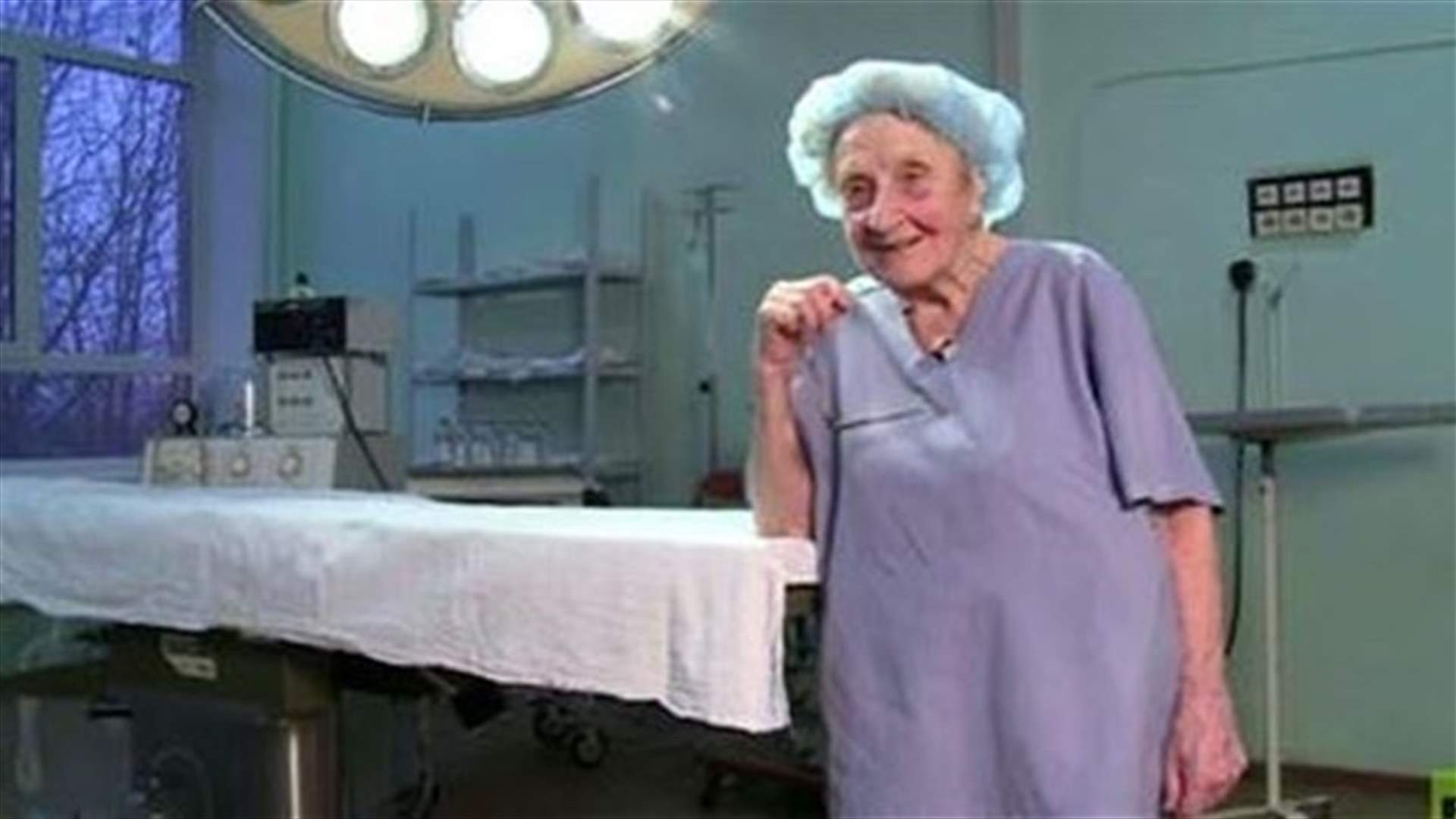 في الثمانين من عمرها... طبيبة لا تزال تزاول المهنة