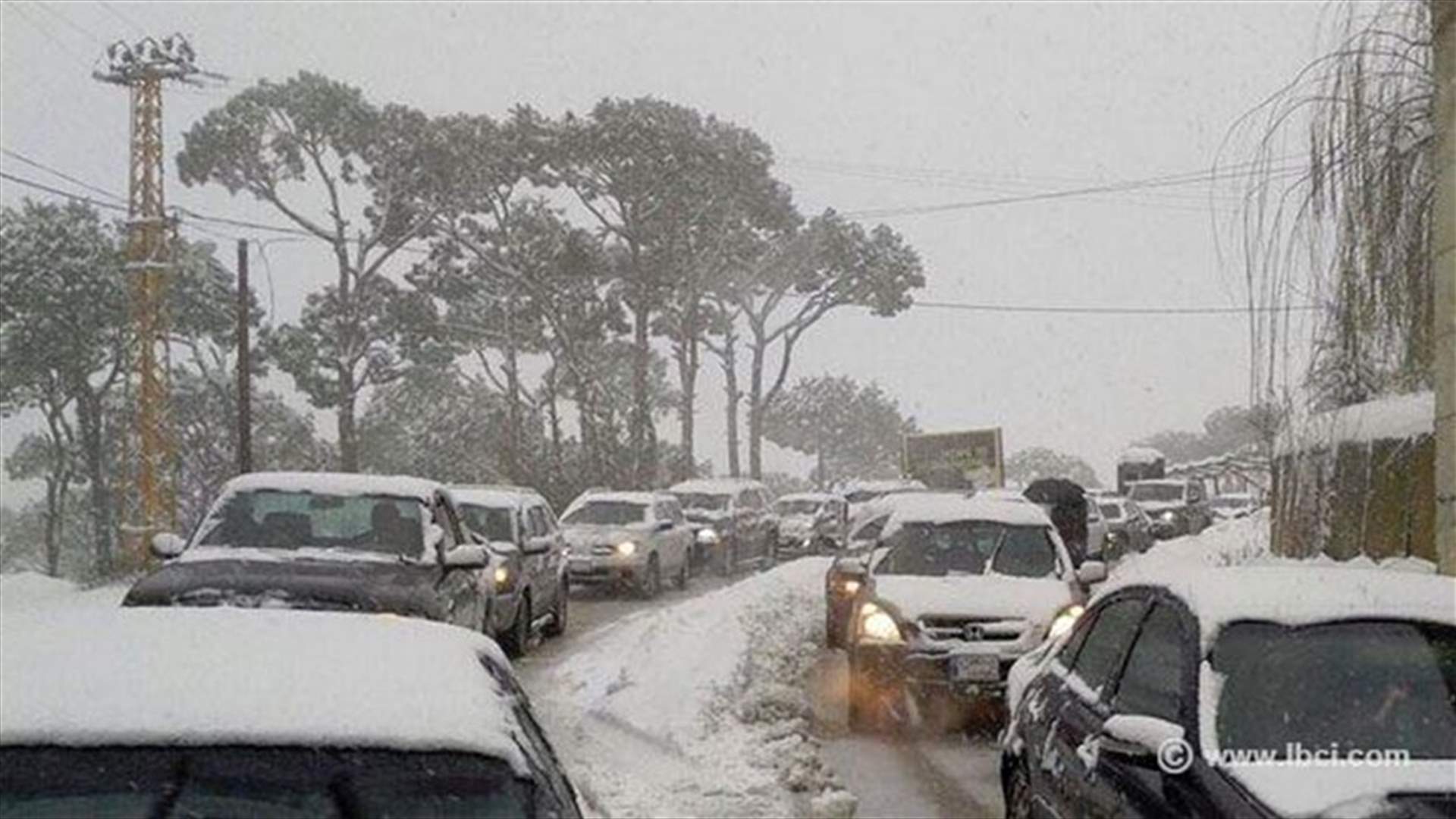 اغاثة مواطنين محتجزين داخل سياراتهم في جزين 