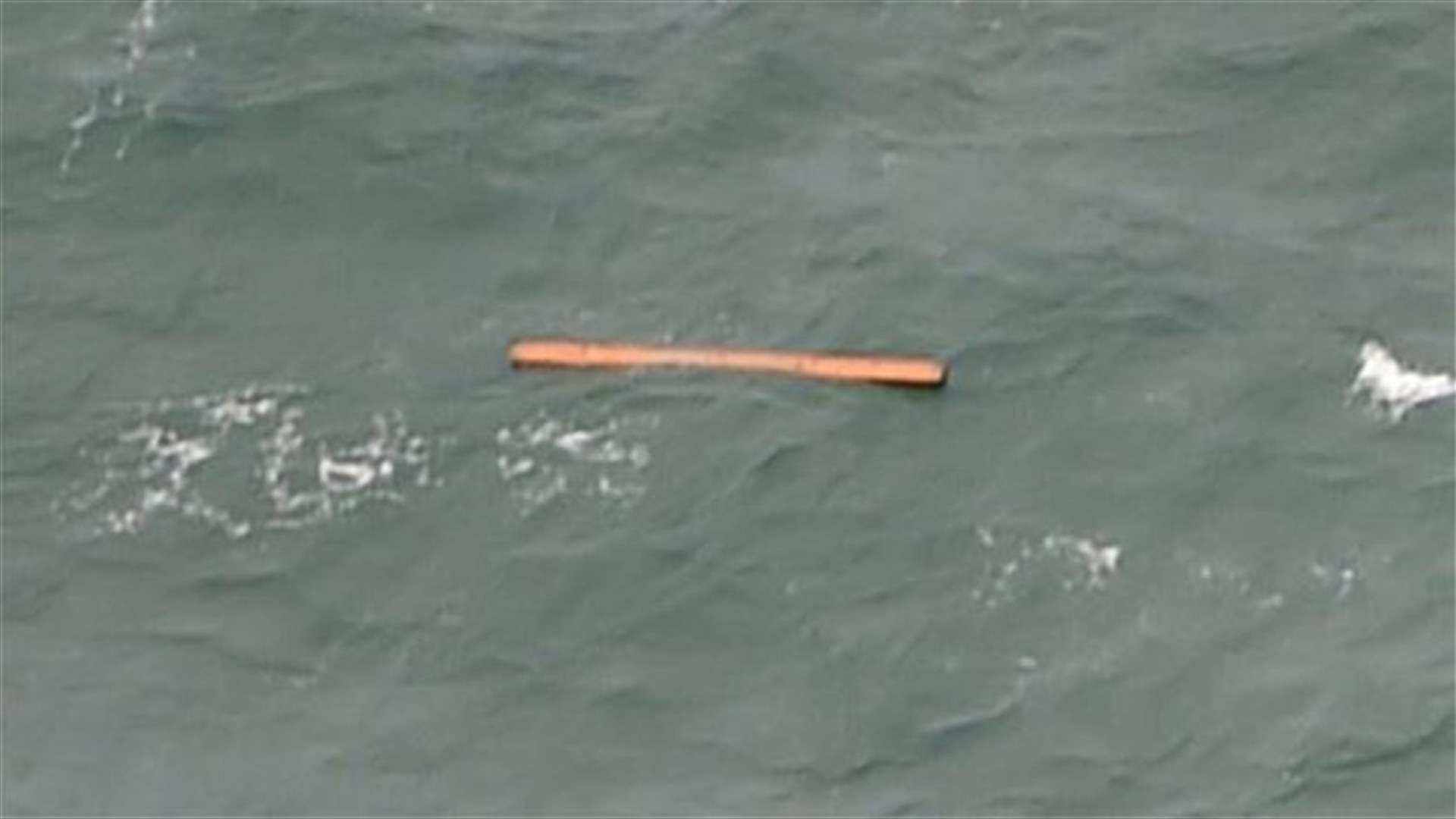 Indonesian search team raises tail of crashed AirAsia plane