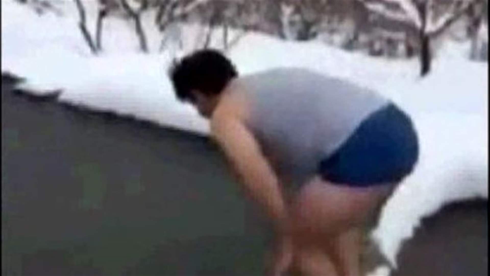 بالفيديو...شاب يتحدى الصقيع ويقفز شبه عار في بركة في الضنية