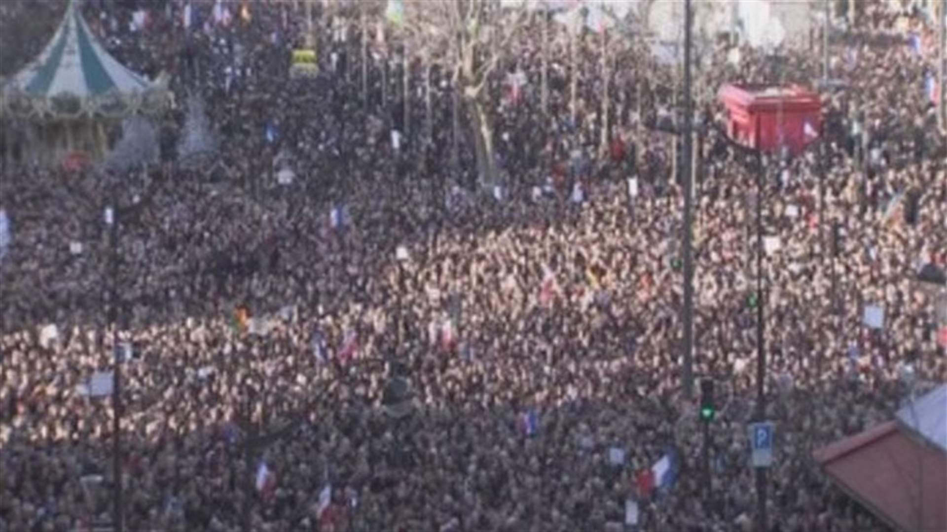France mobilizes 10,000 troops at home after Paris shootings