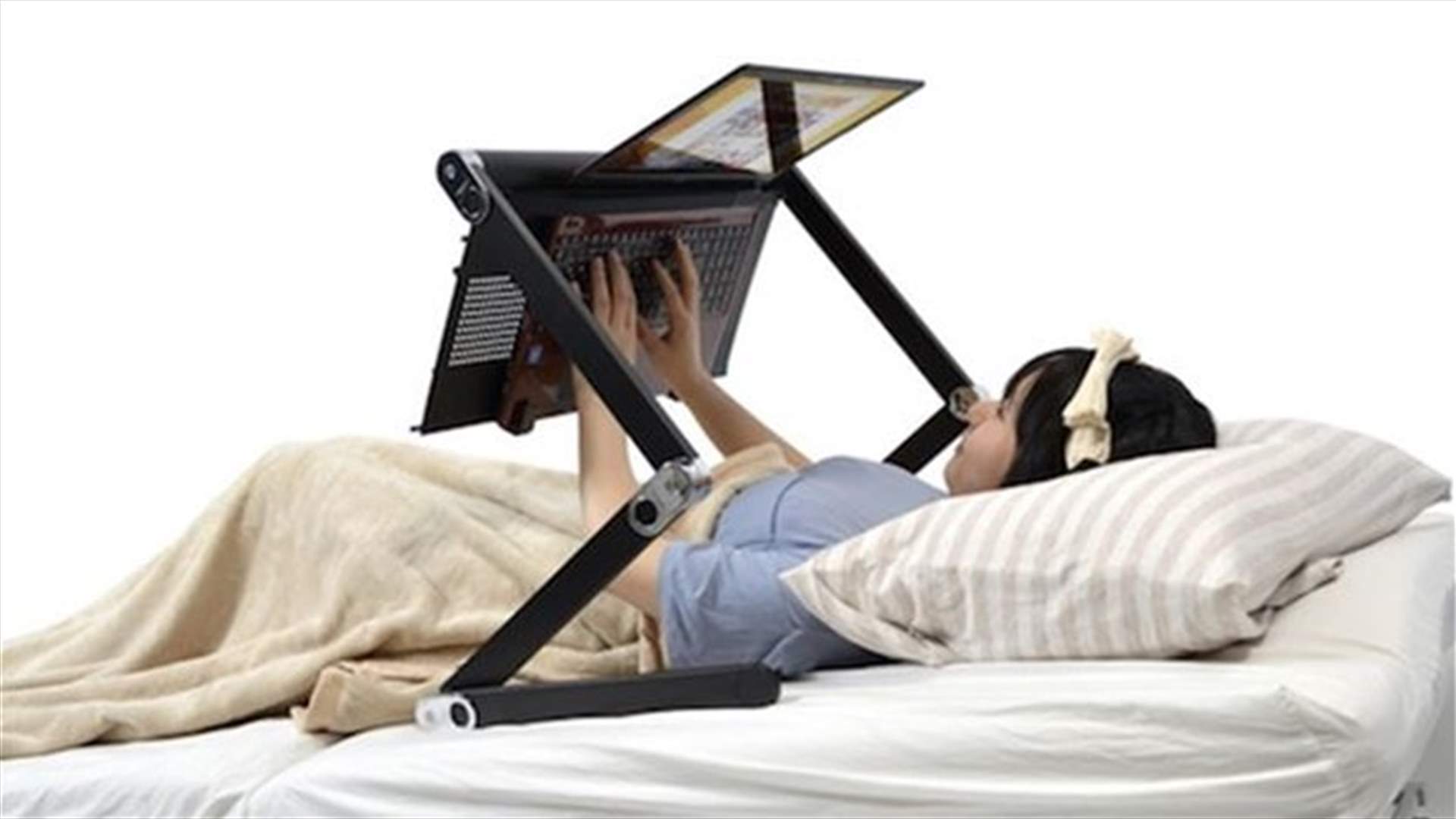[VIDEO] Revolutionary Desk Allows You To Get Your Work Done In Bed
