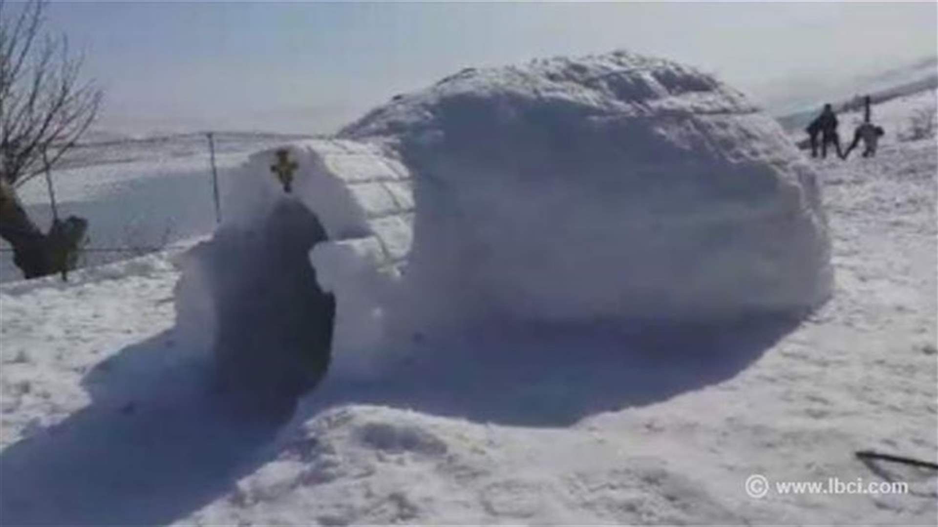 بالصورة..أول منزل ثلجي في صغبين