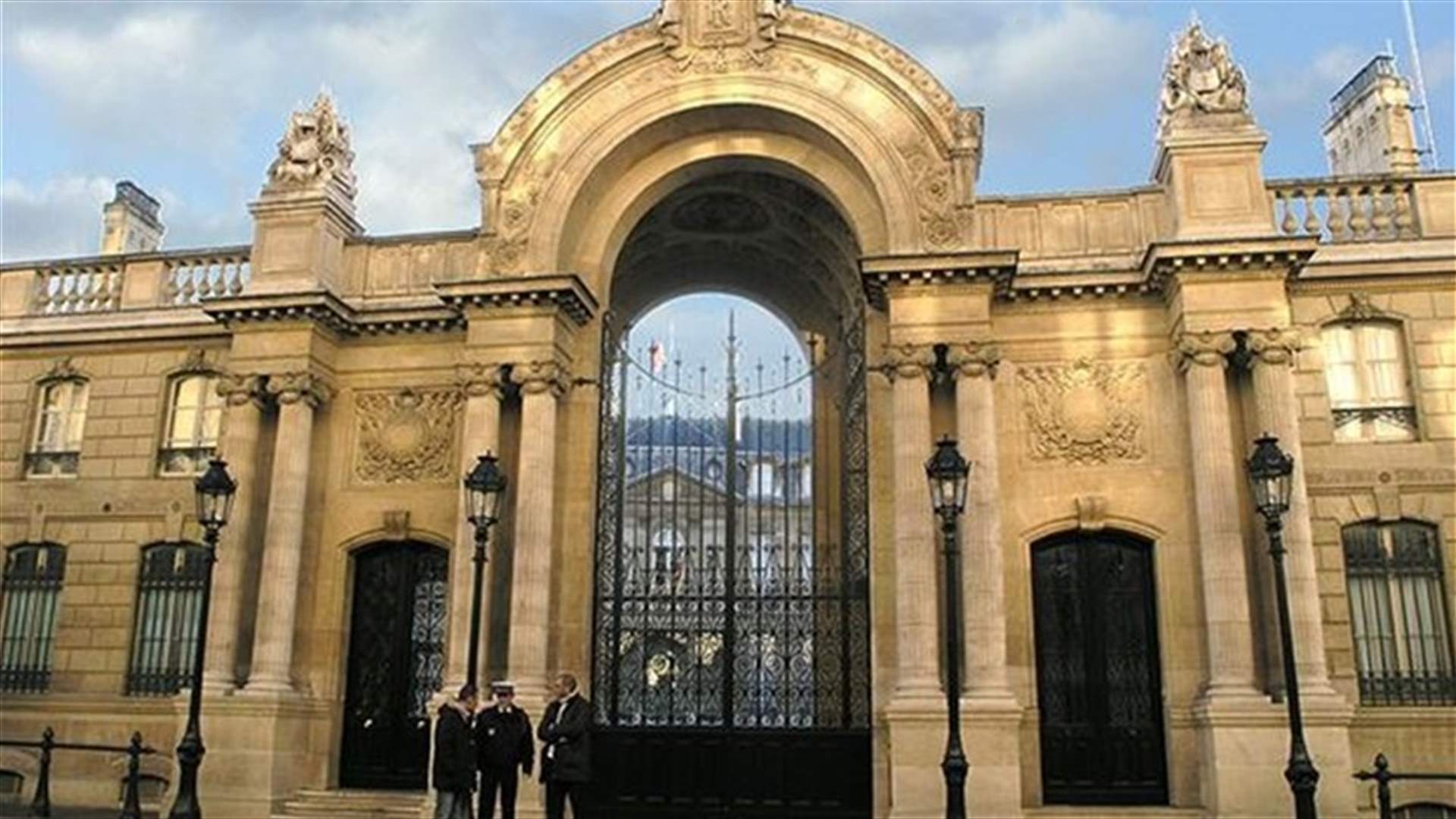 Driver injures policewoman outside Paris presidential residence-police source