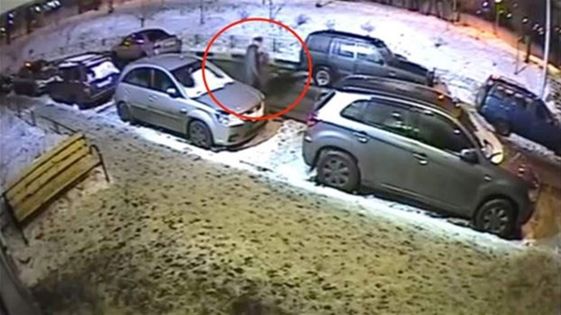 بالفيديو: لن تصدقوا ماذا فعل هذا الرجل بـ 30 سيارة!