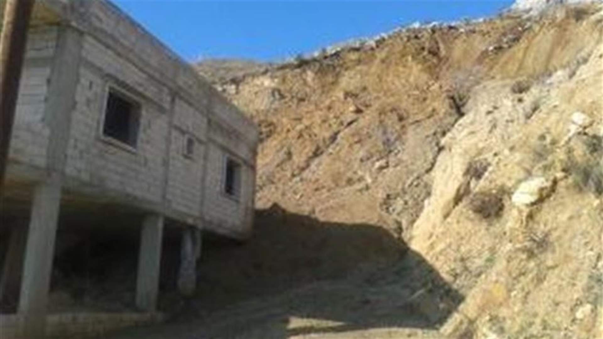 أضرار "زينة" ... تصدع بناء قيد الانشاء في بسرين