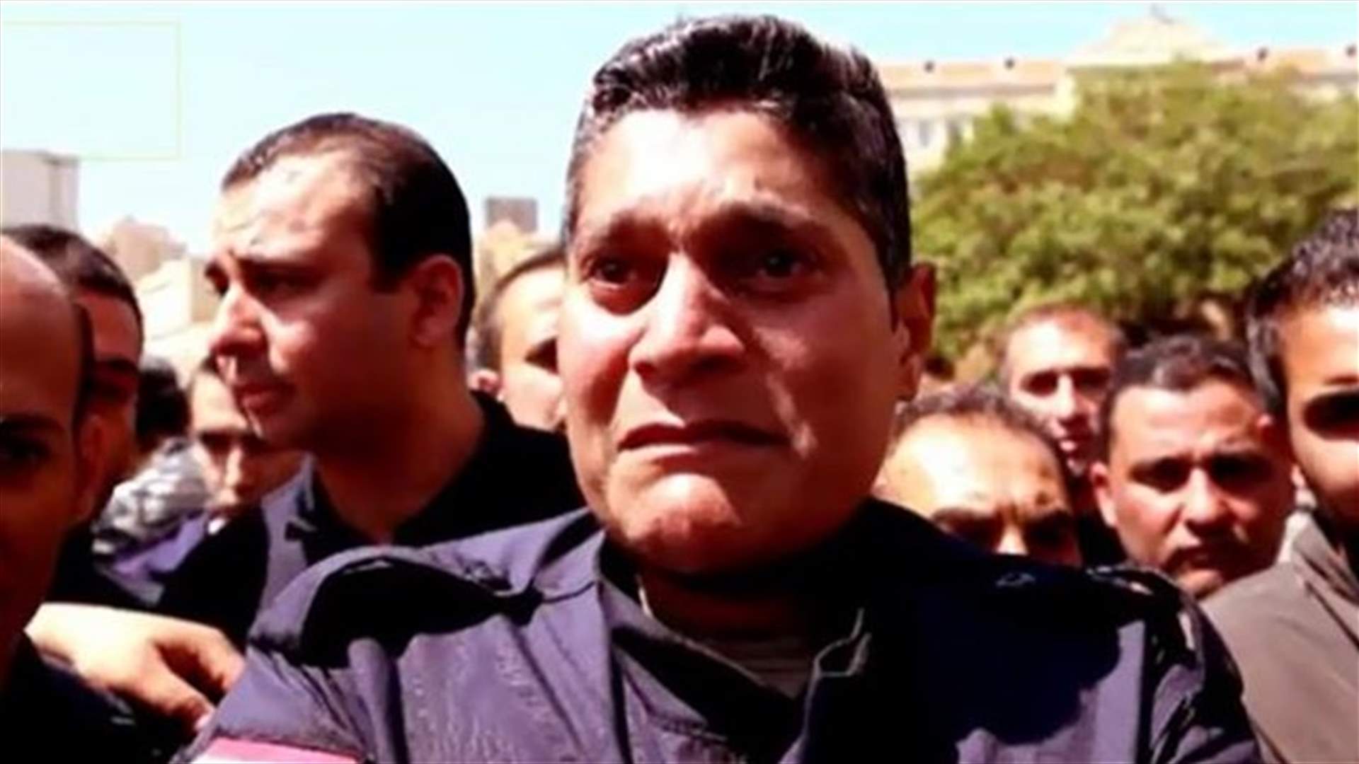 بالفيديو: عنصر من الدفاع المدني على صخرة الروشة... فهل نجح في مهمته؟