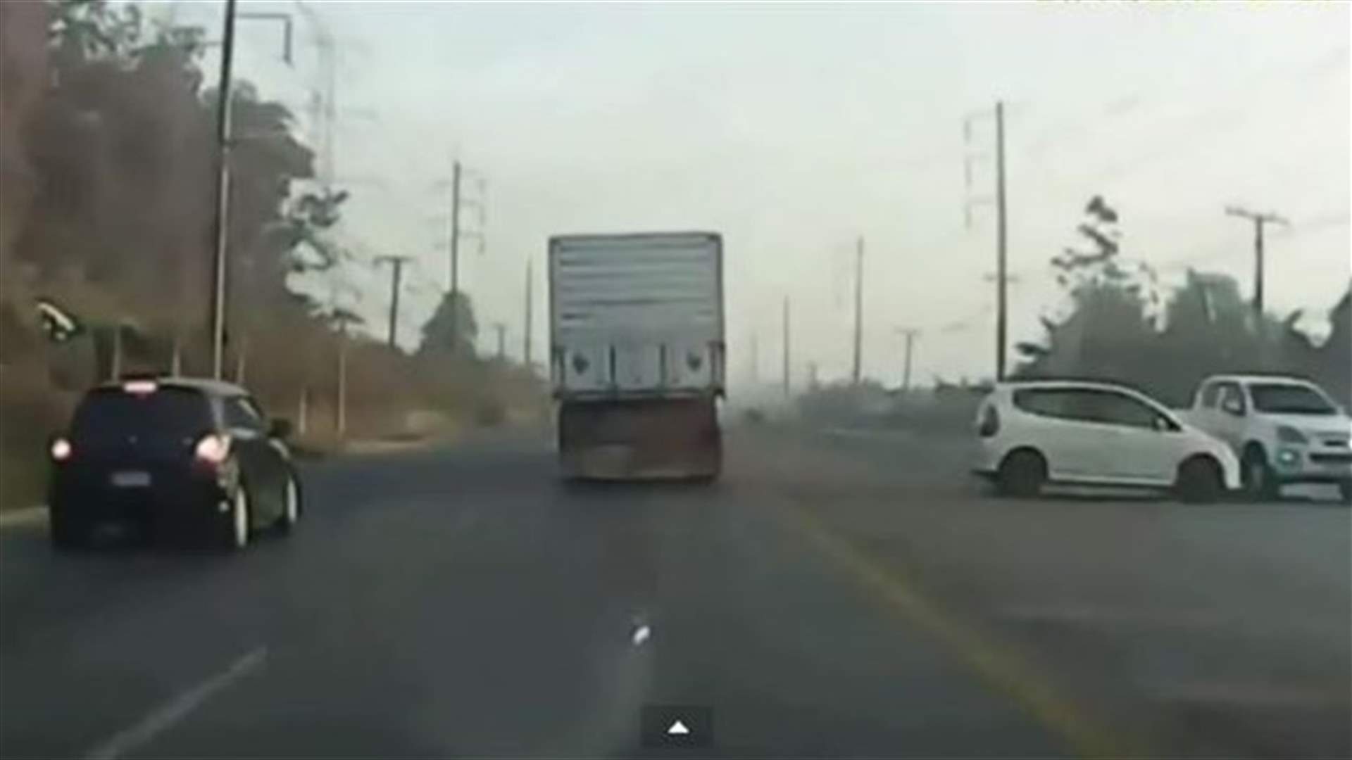 بالفيديو: سائق ينجو من ثلاثة حوادث في ثوانٍ