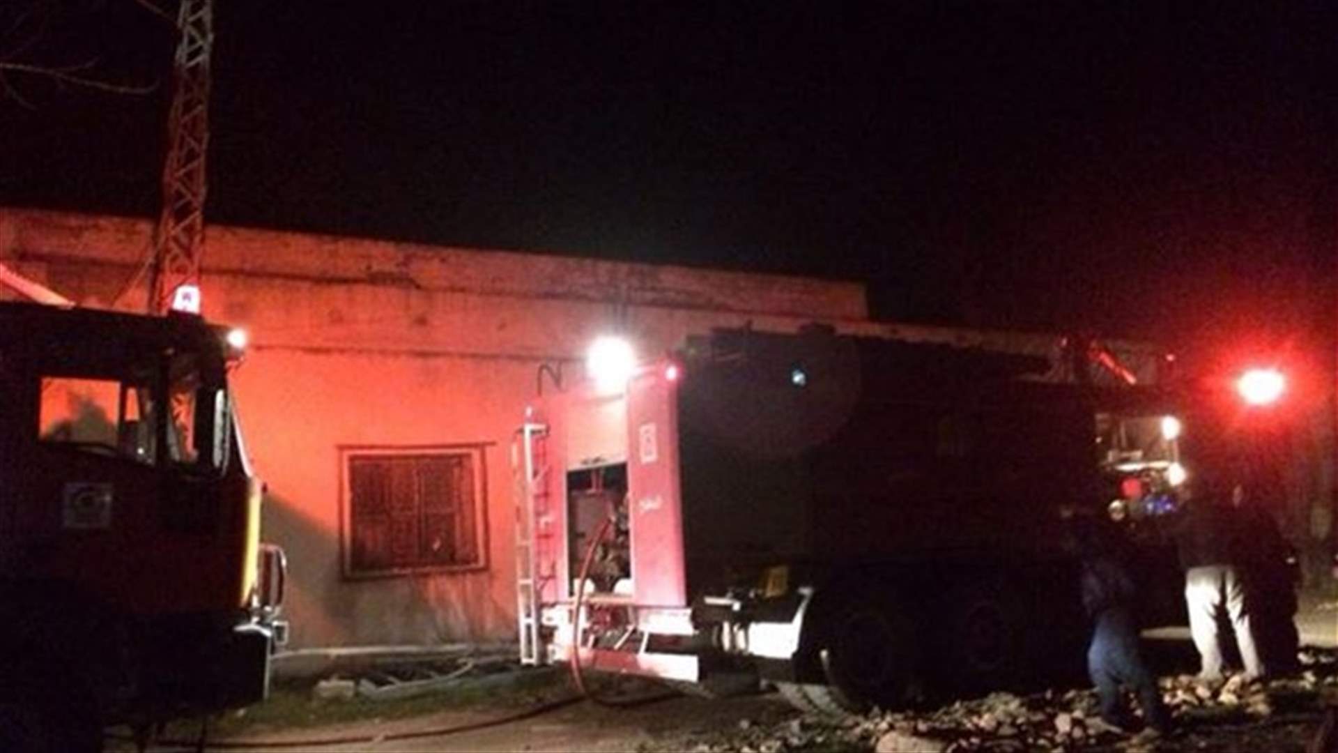 اخماد حريق بمعمل للاسفنج في بلدة الدكوة –البقاع الغربي