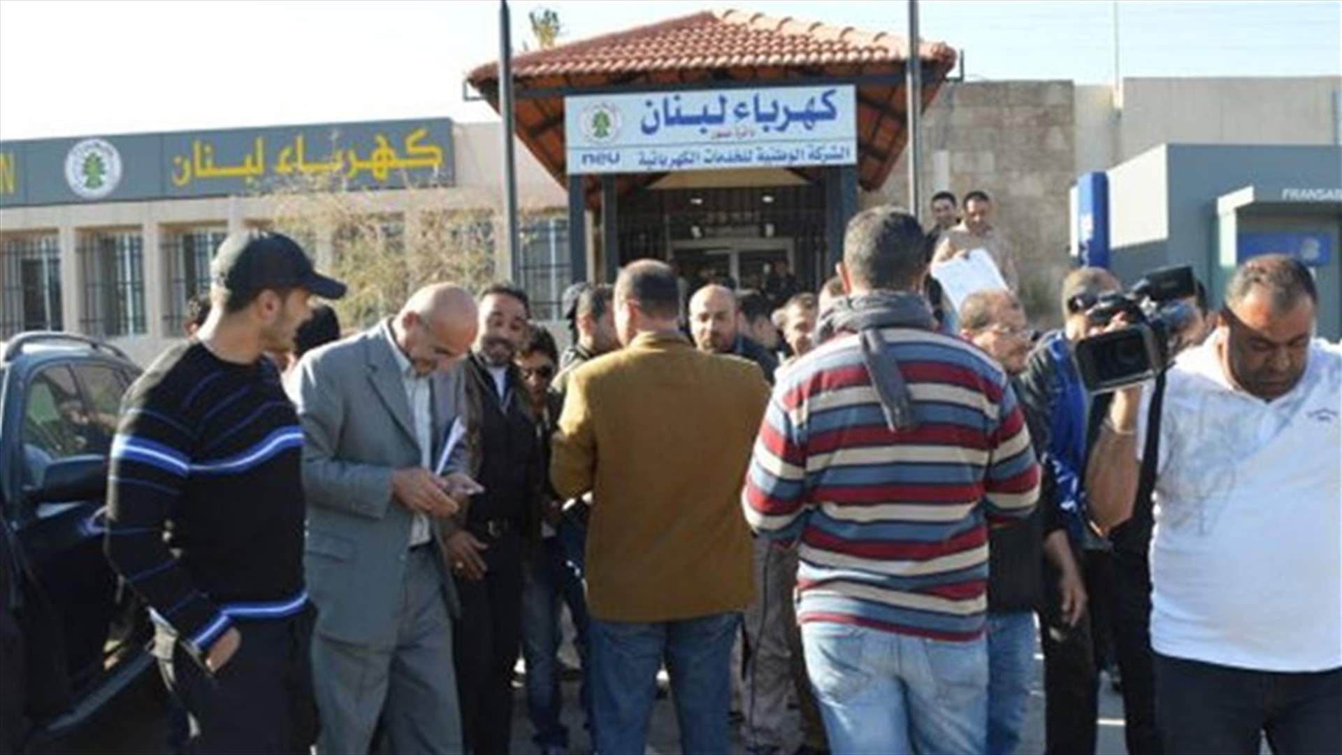 مياومو الكهرباء في صور اعتصموا احتجاجا على طرد عمال وعدم دفع الرواتب