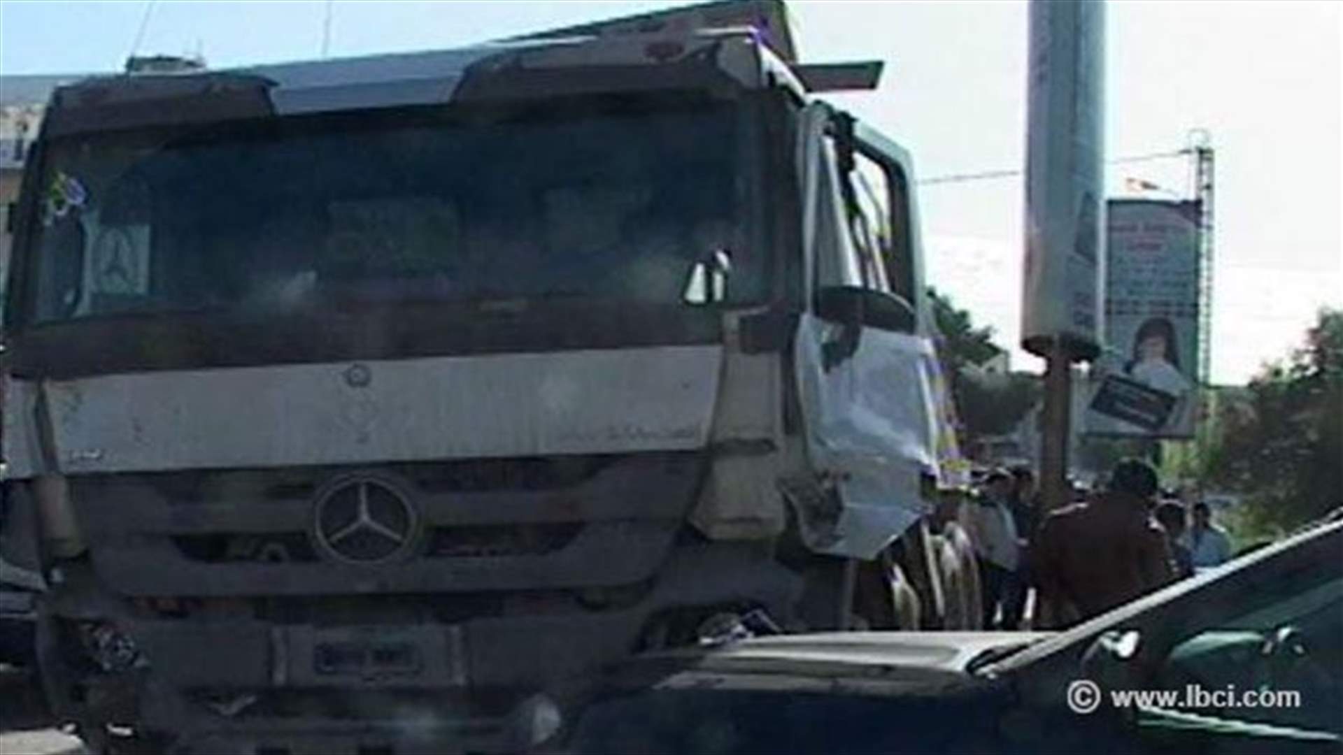 بالصور – 3 جرحى في اجتياح شاحنة 15 سيارة على طريق بشامون
