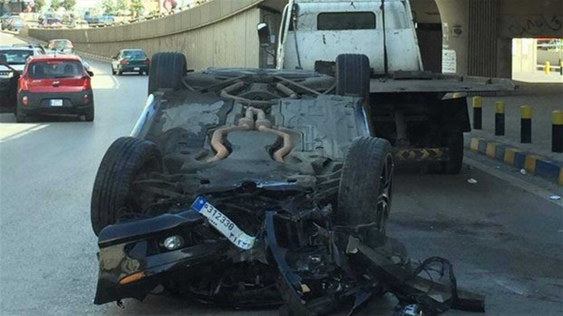 بالصور: إنقلاب سيارة على سقفها من جسر في الدكوانة