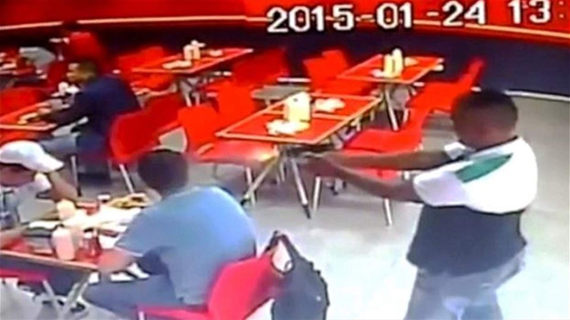 بالفيديو: أطلق النار على رأسه من مسافةٍ قريبة وهرب 