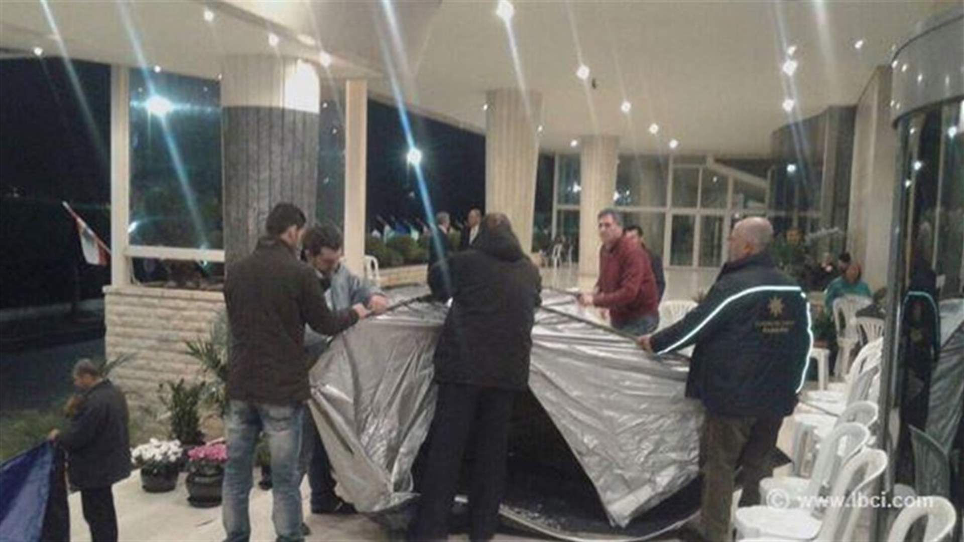الموظفون المصروفون من كازينو لبنان ينصبون الخيم أمام الكازينو