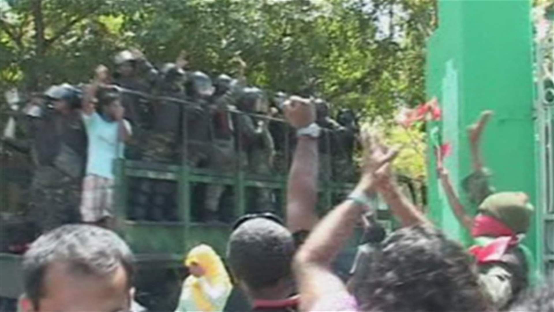 Maldives' Nasheed says resigned at gunpoint, asks new leader to step down 