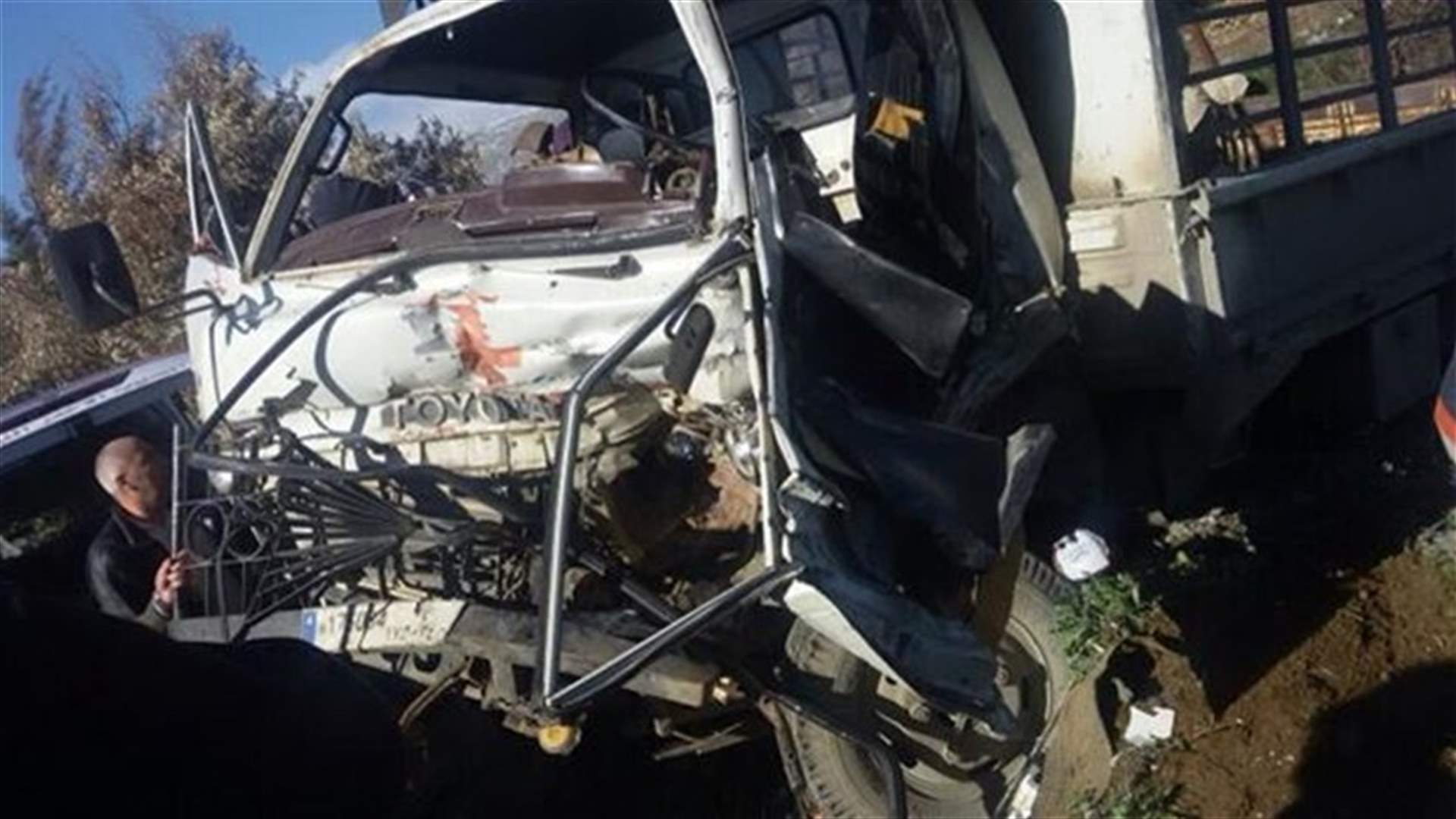 بالصور..جرحى باصطدام شاحنتين على طريق قب الياس