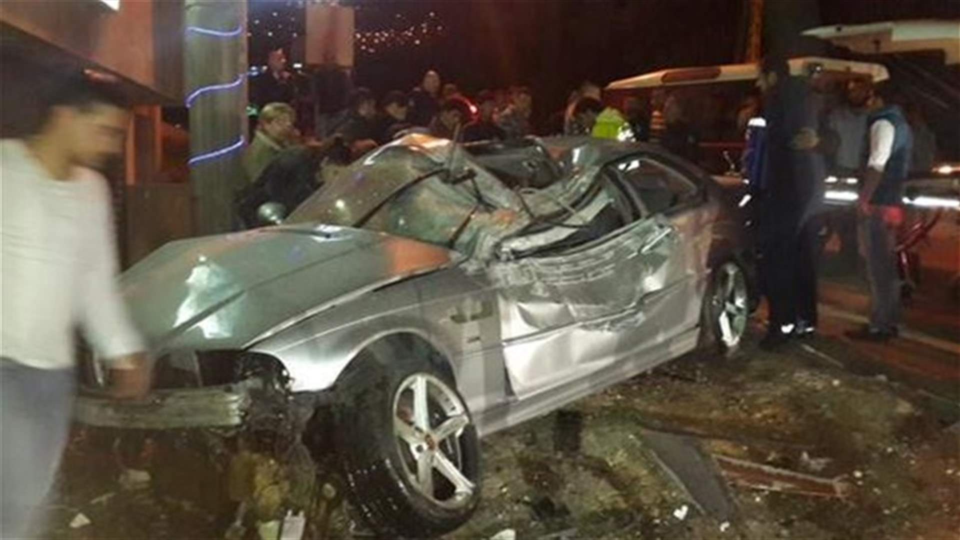 جريحان باصدام سيارة بلوحة اعلانية في غزير