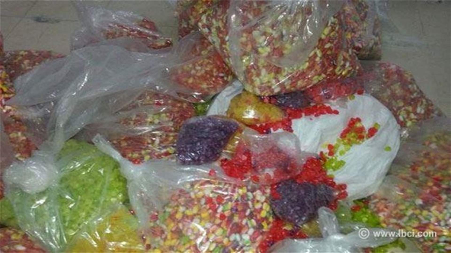 بالصور: ضبط مستودع ومعمل سكاكر في زحلة 