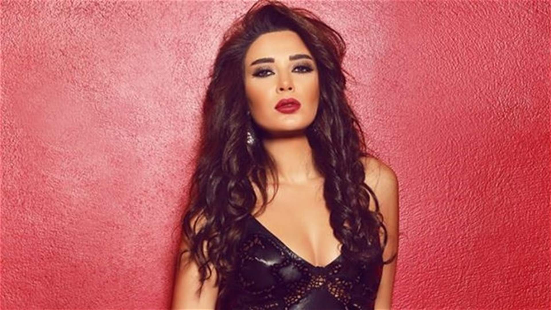 بالفيديو: سيرين عبد النور تتلقى لكمة قوية على وجهها مباشرة على الهواء!