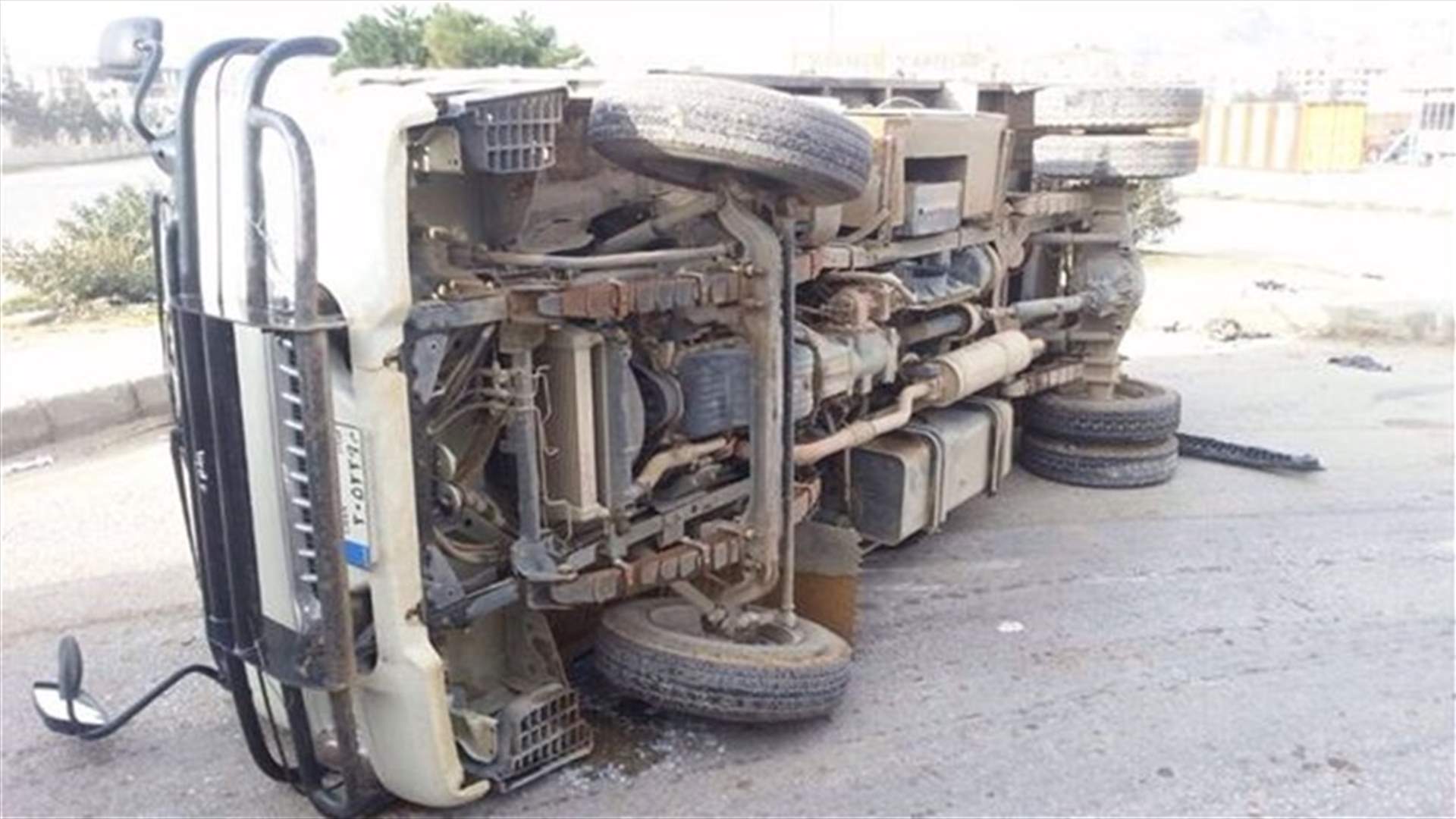 بالصور..جريح اثر حادث سير بين سيارة وشاحنة على اوتوستراد زحلة