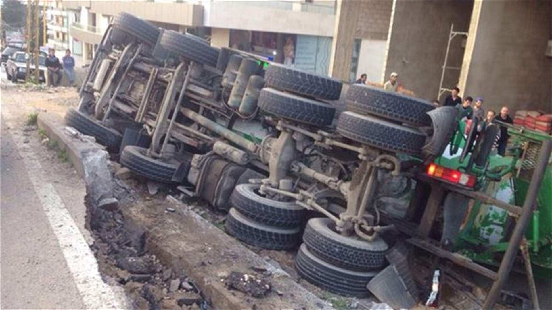 بالصور...جريحان بانقلاب شاحنة في كفرحباب