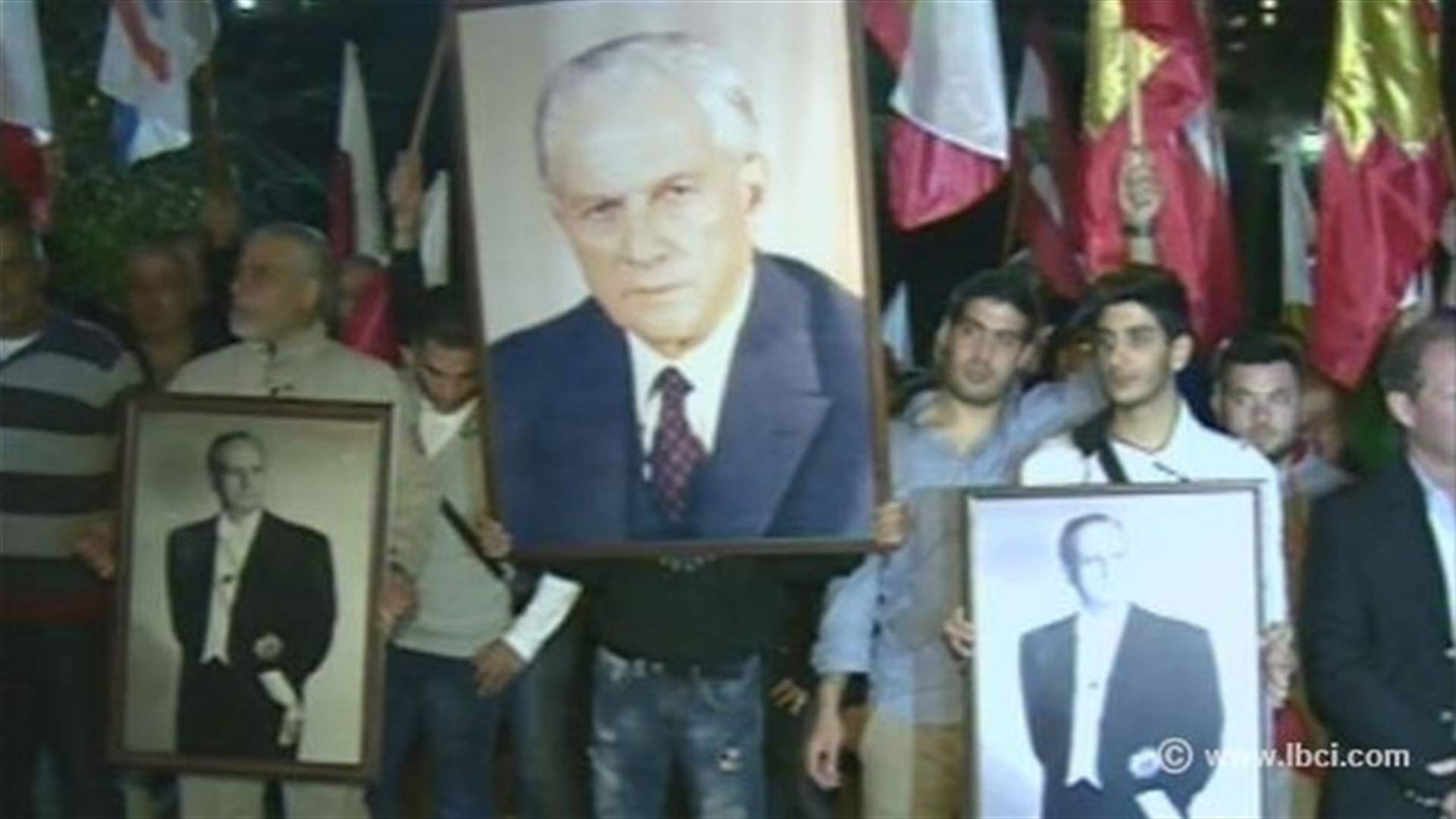 تجمع لطلاب حزب الوطنيين الأحرار أمام مدخل القصر الجمهوري 