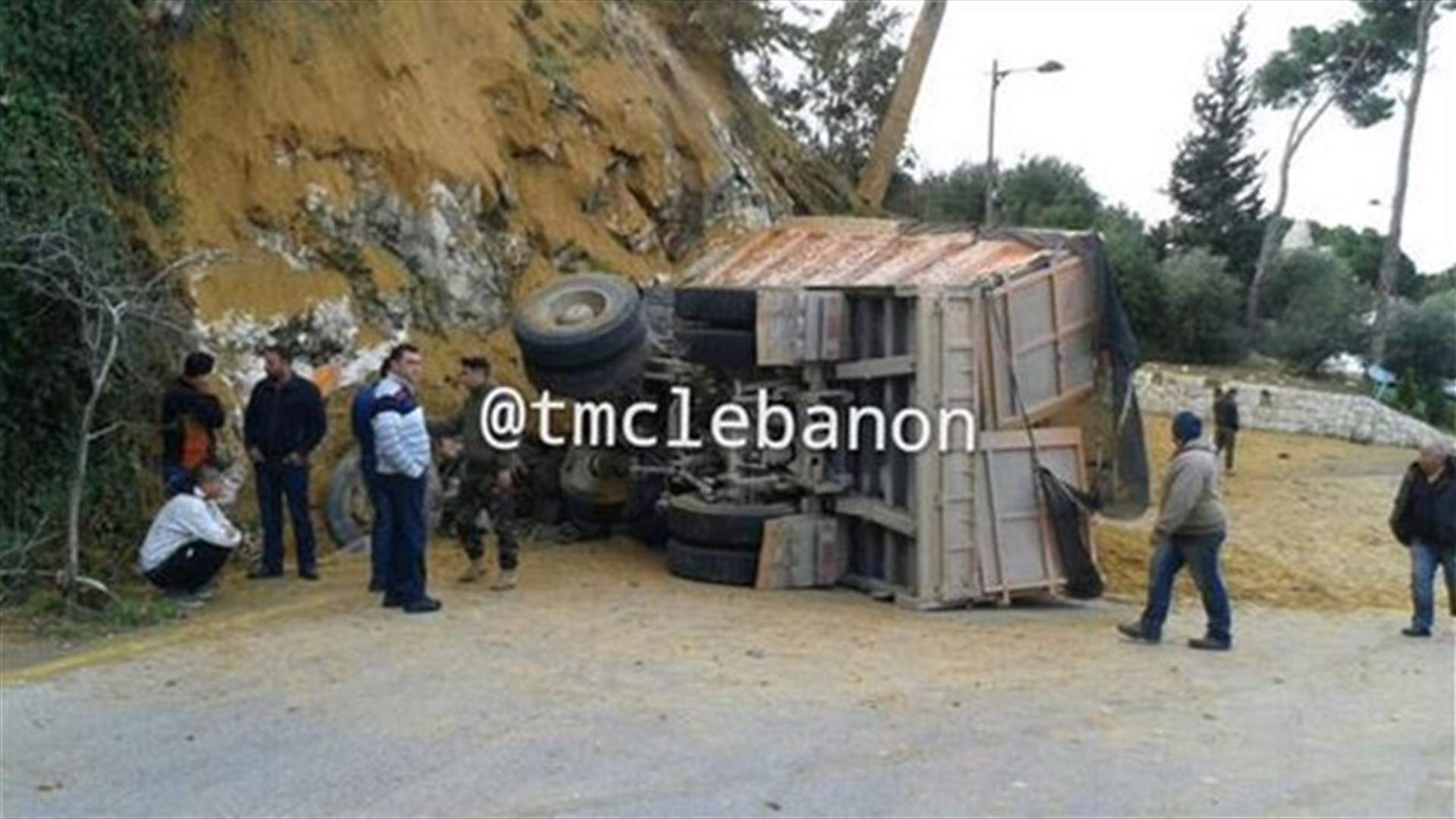 انقلاب شاحنة على طريق حريصا