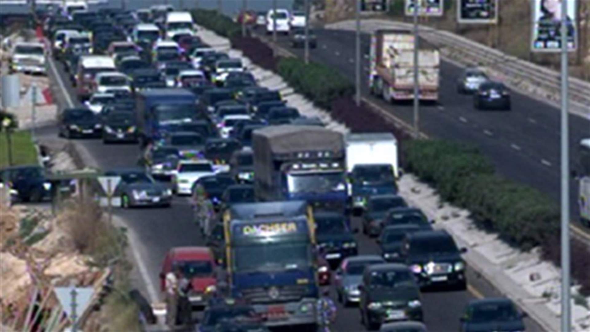 زحمة سير مقابل كازينو لبنان بسبب تعطل شاحنة