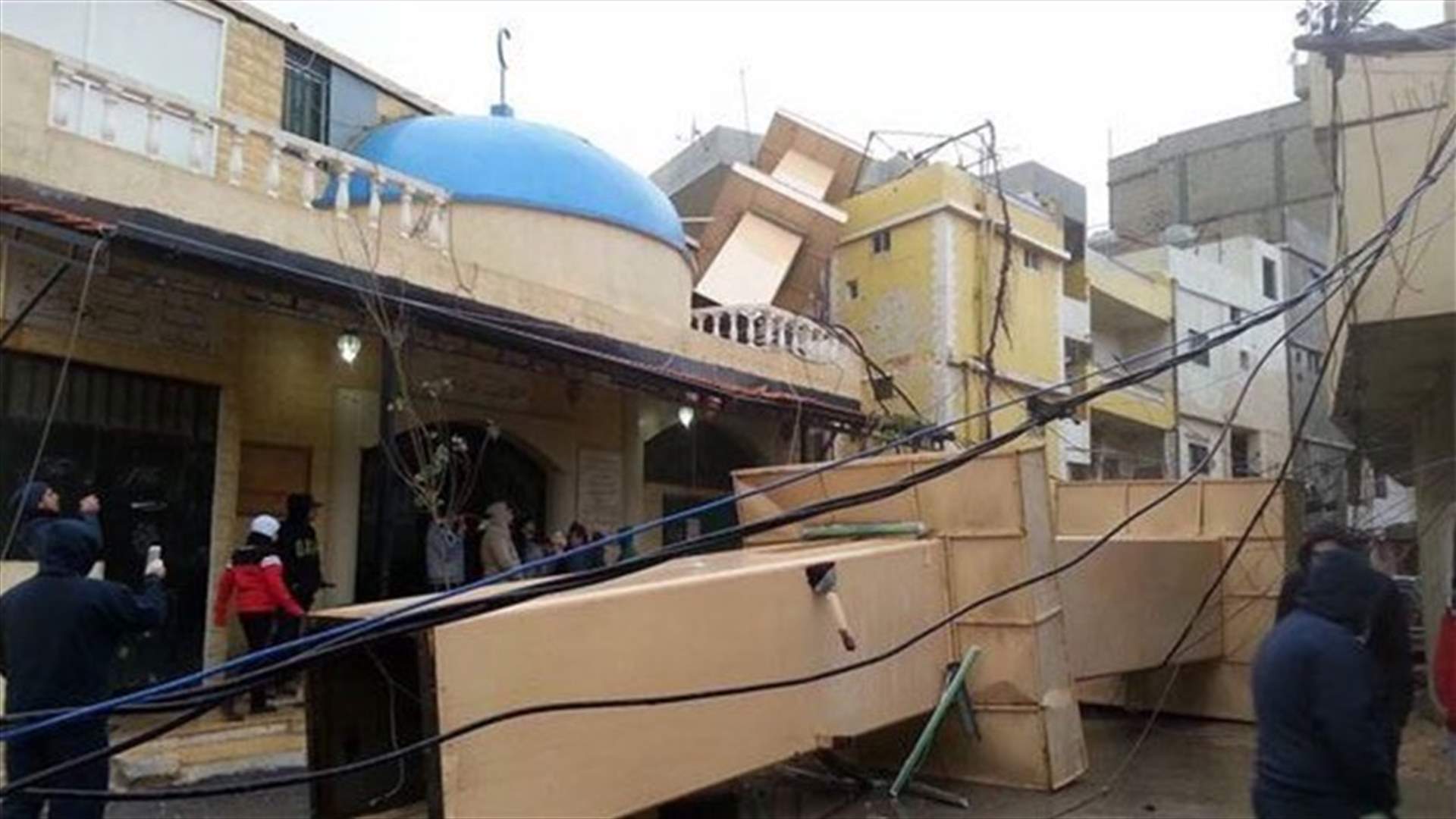 بالصورة: سقوط مئذنة مسجد في عين الحلوة