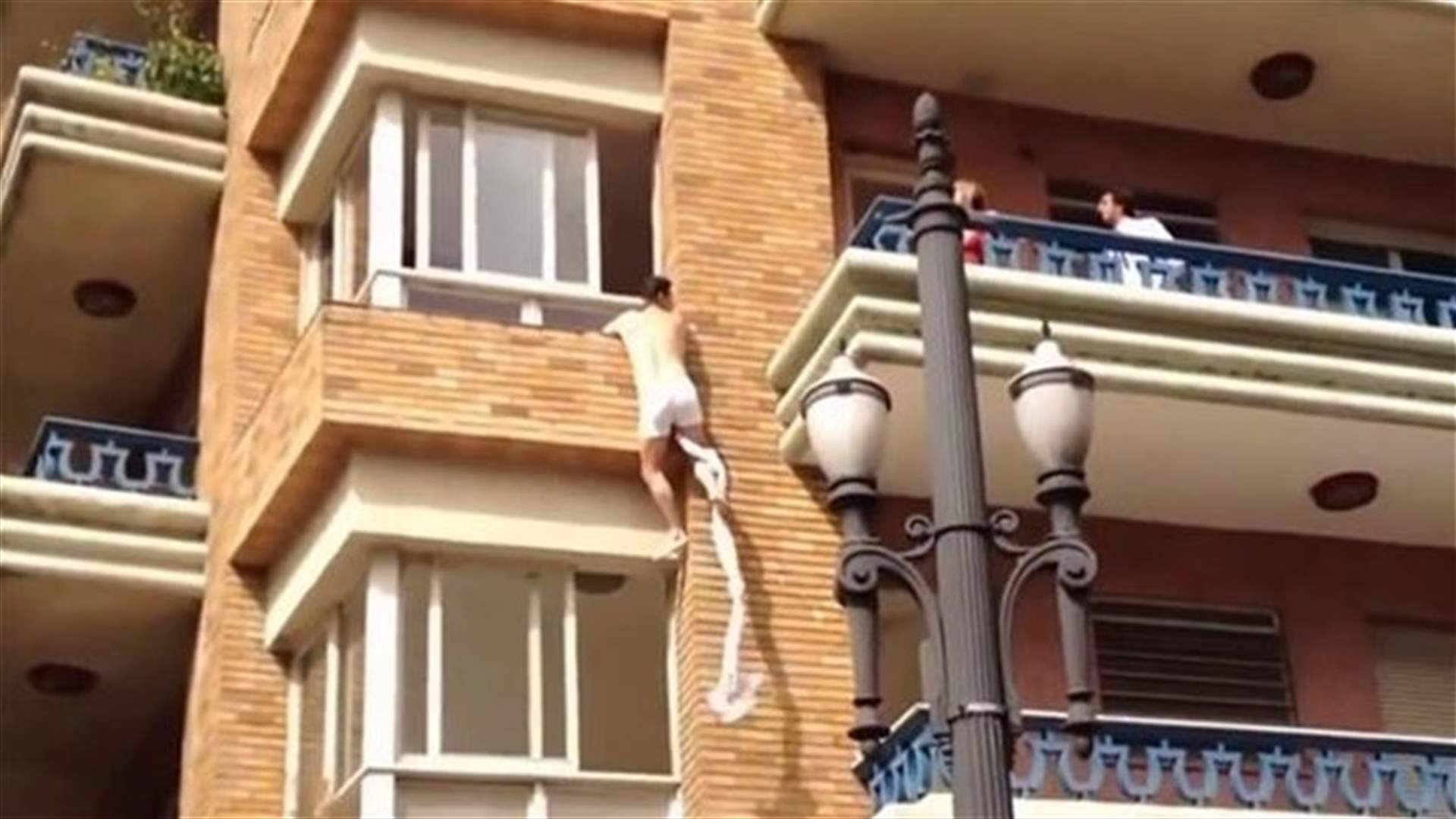 بالفيديو: قفز من نافذة عشيقته بعدما ضبطهما زوجها