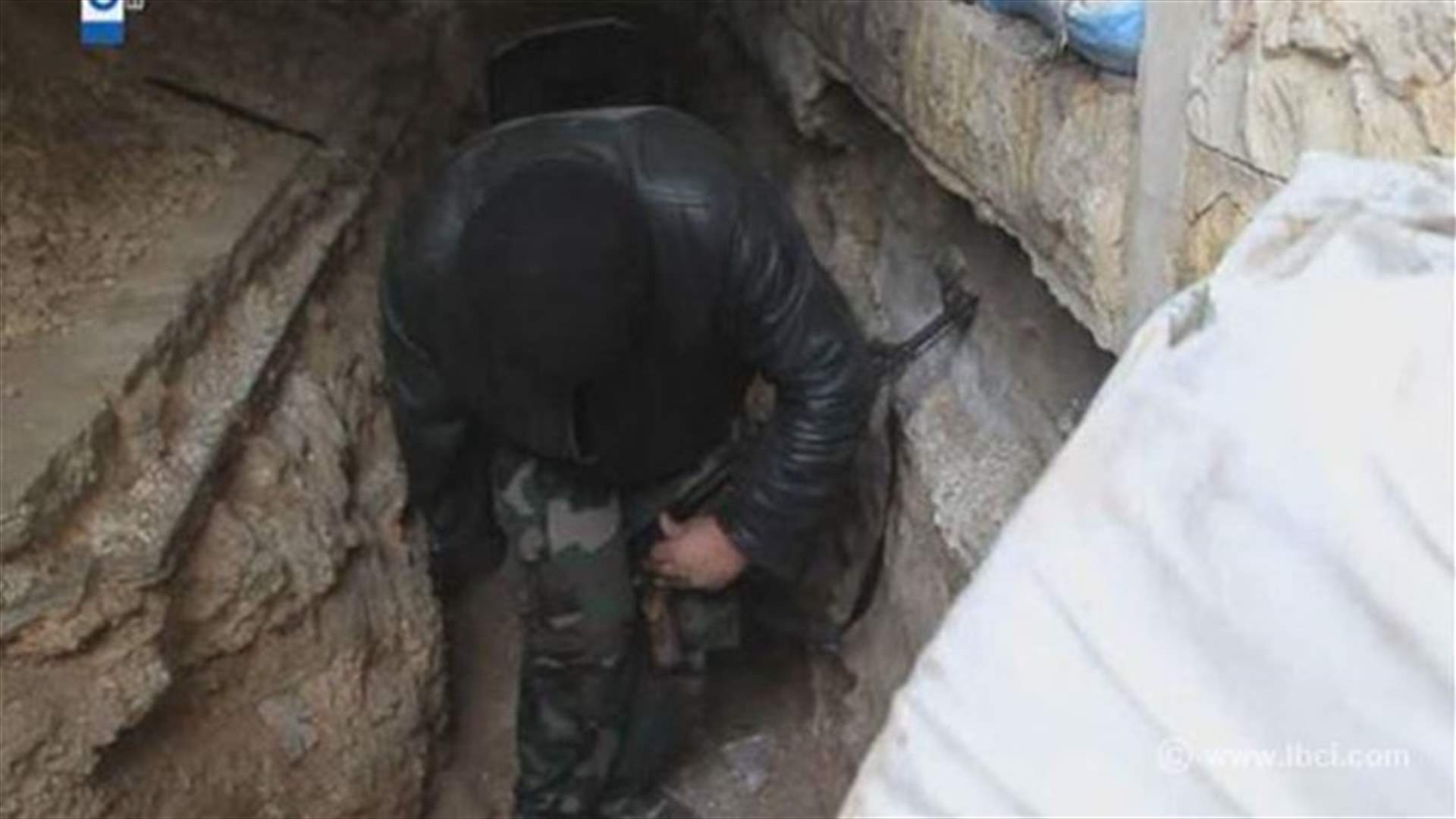 عبد القادر يقاتل بيد واحدة  