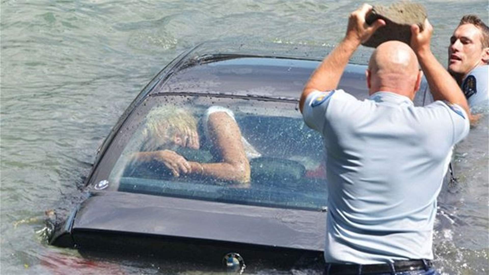 [VIDEO] Heroic Policemen Smash Their Way Into Woman's Sinking BMW To Save Her