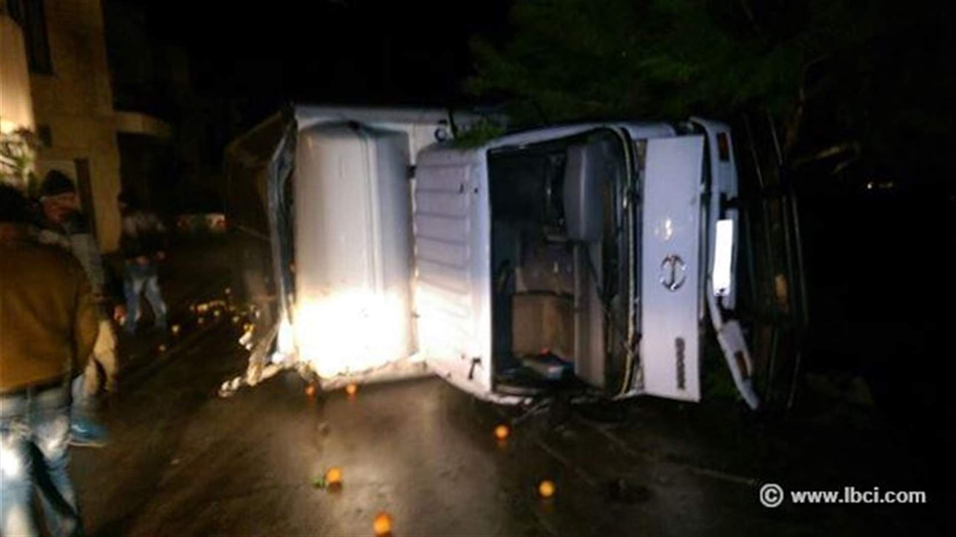 بالصور...انقلاب شاحنة في جديدة مرجعيون