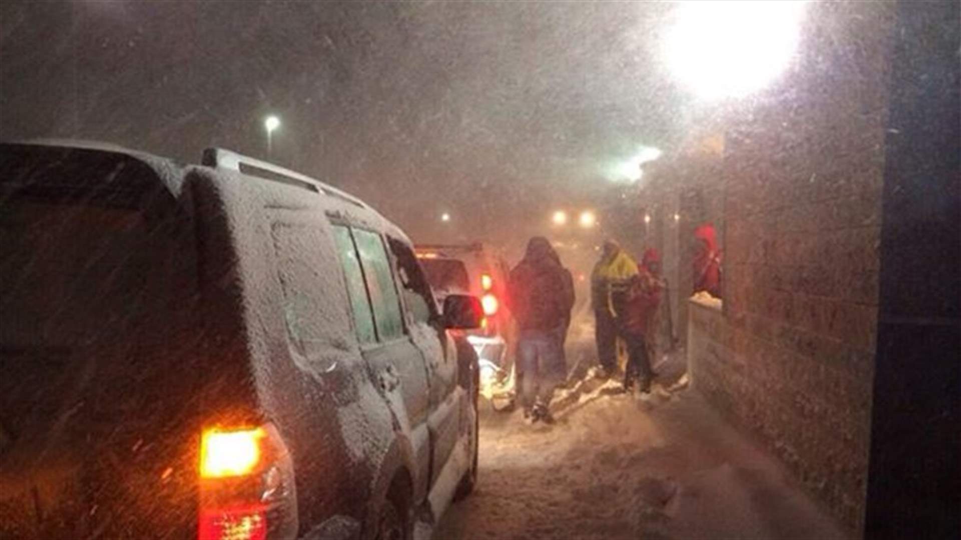 بالصور...سحب سيارات حوصرت بالثلوج في ترشيش ومجدل ترشيش