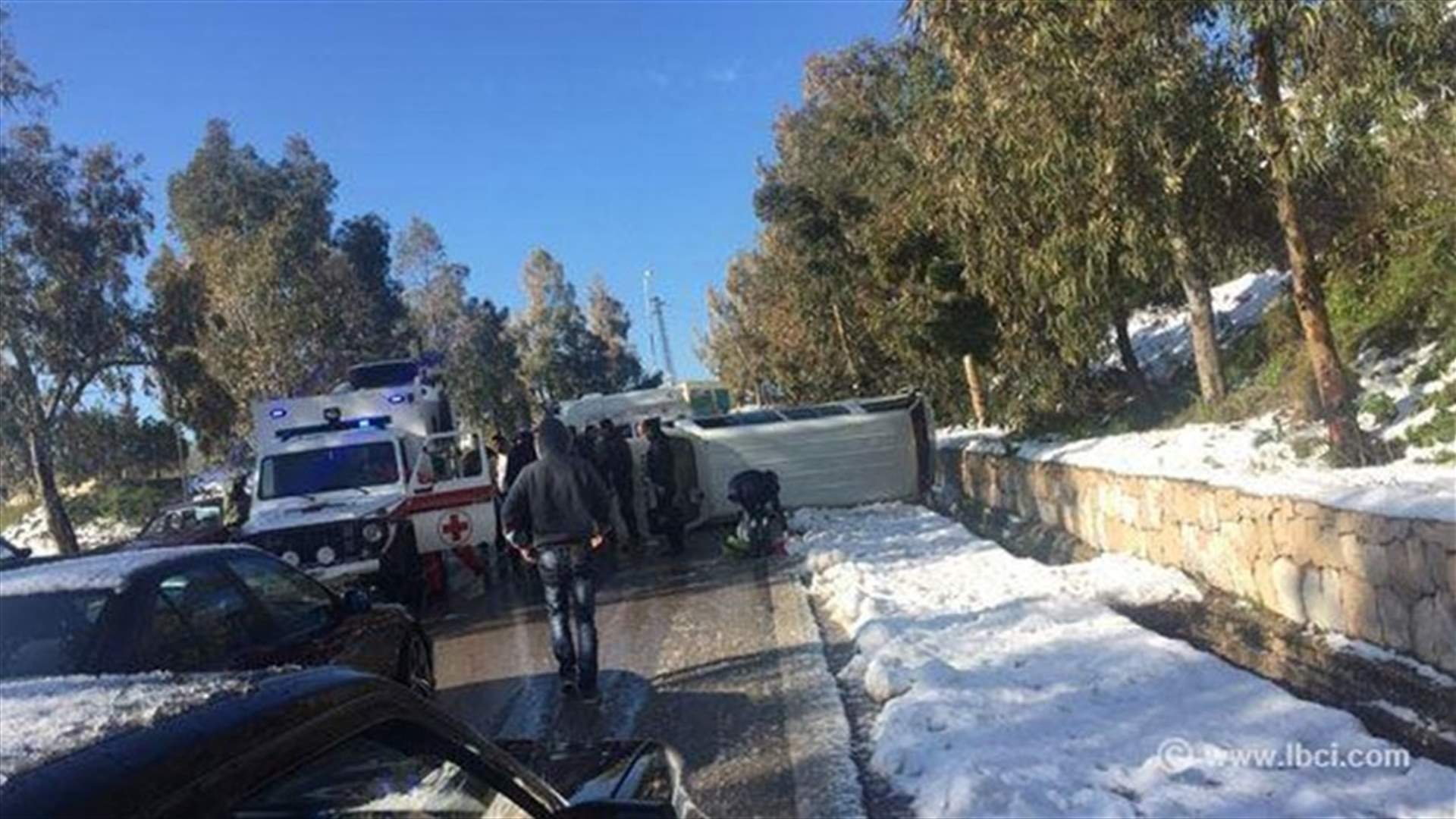 بالصور: 10 جرحى في حادث سير على طريق القبيات