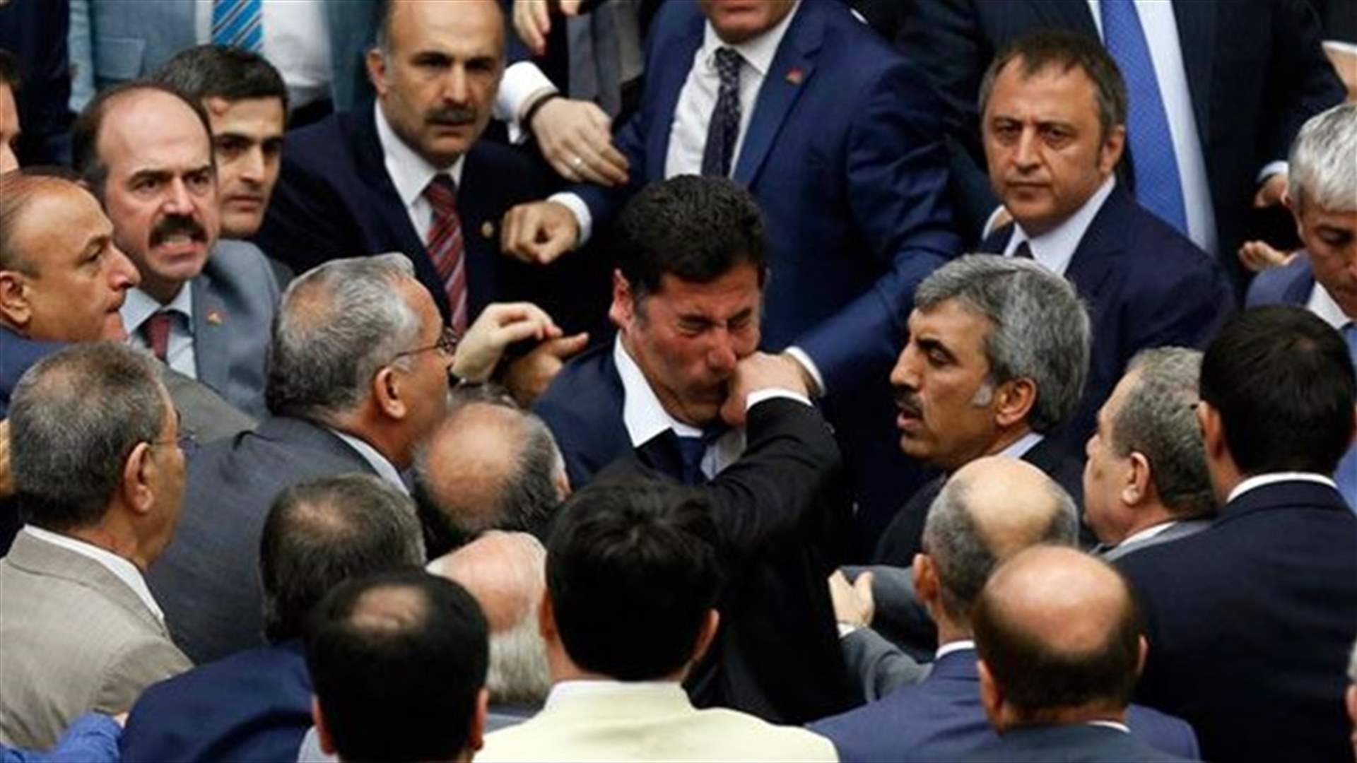 بالصور: 8 من أبرز معارك السياسيين اليدويّة حول العالم