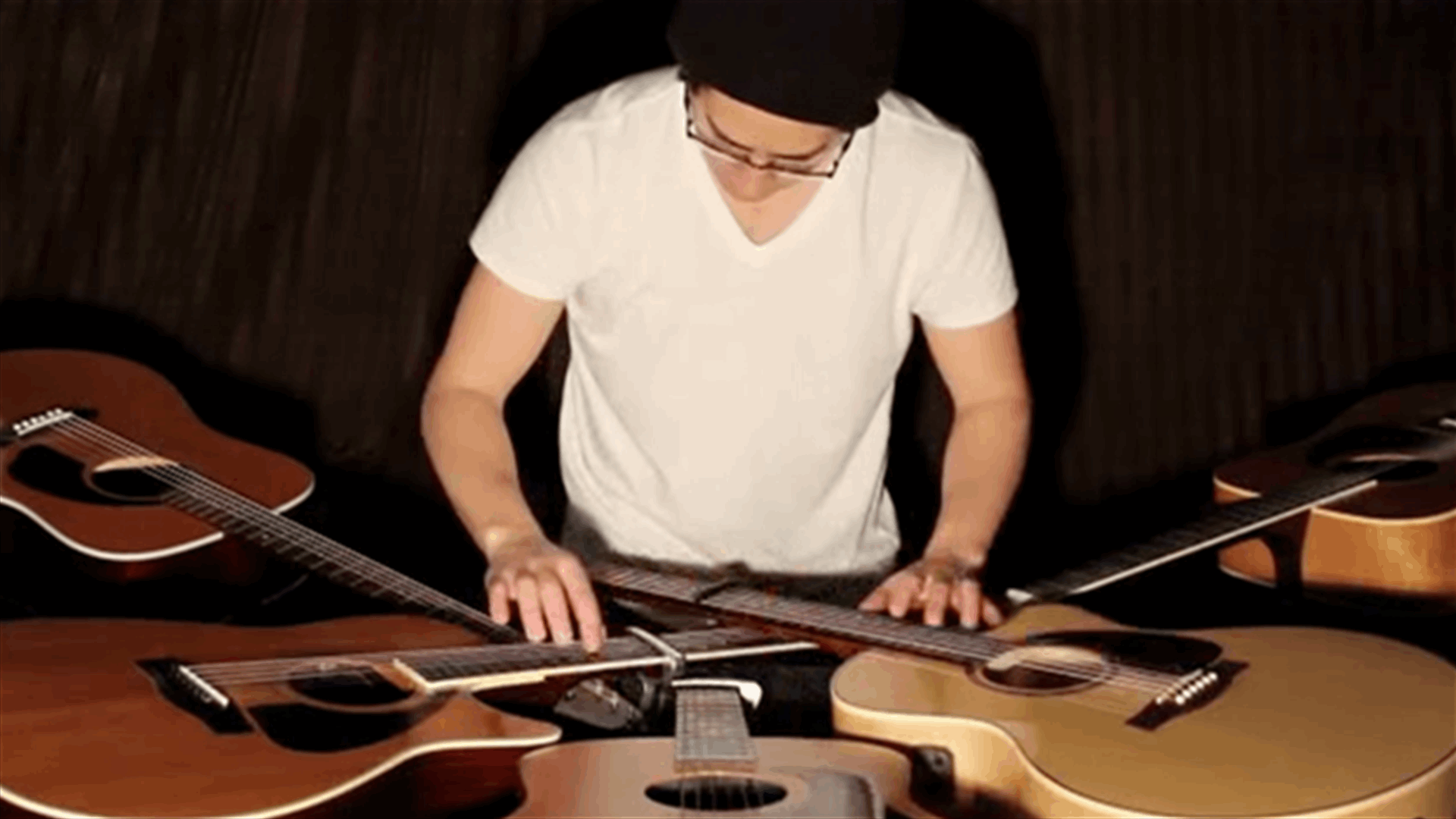 [VIDEO] Man Plays Beethoven’s “F&uuml;r Elise” With Five Guitars!