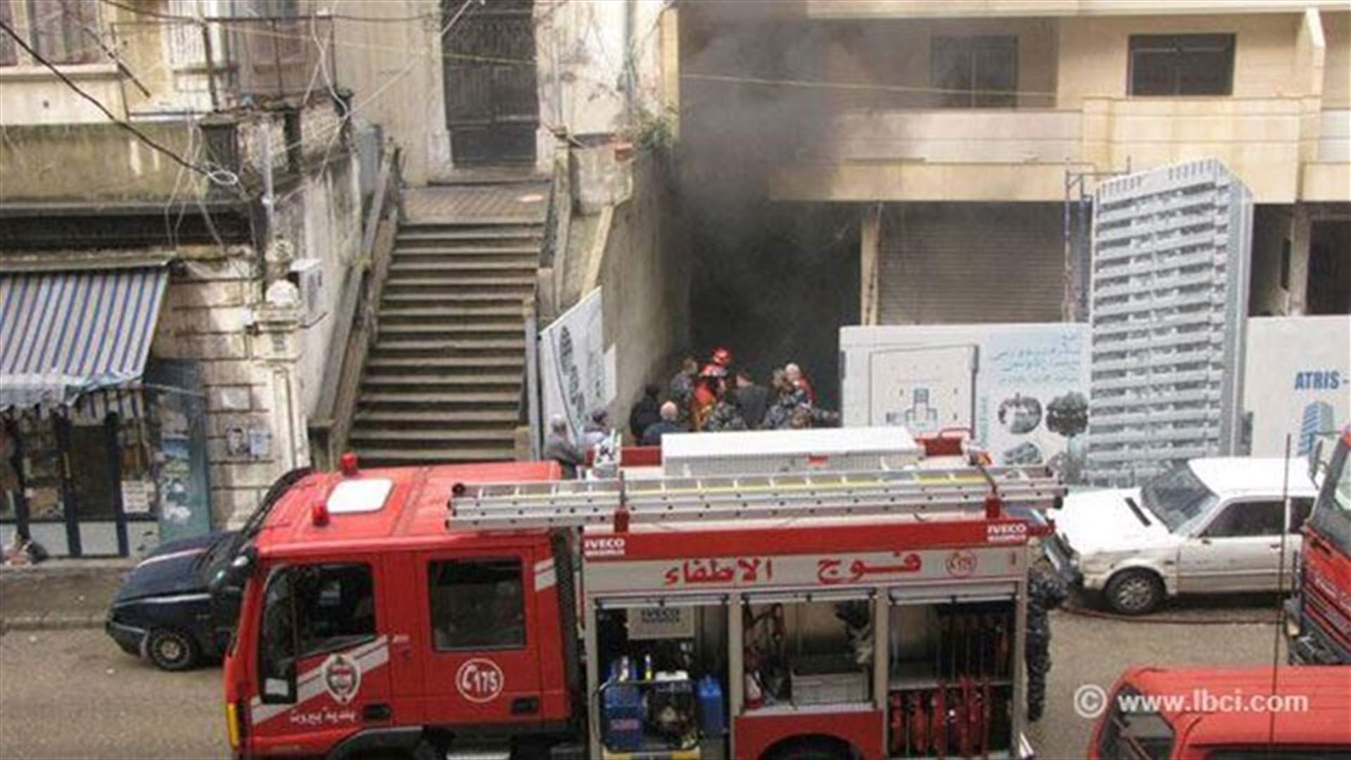 [PHOTOS] Beirut firefighting team works on extinguishing huge blaze in Beirut’s Zkak al-Blat