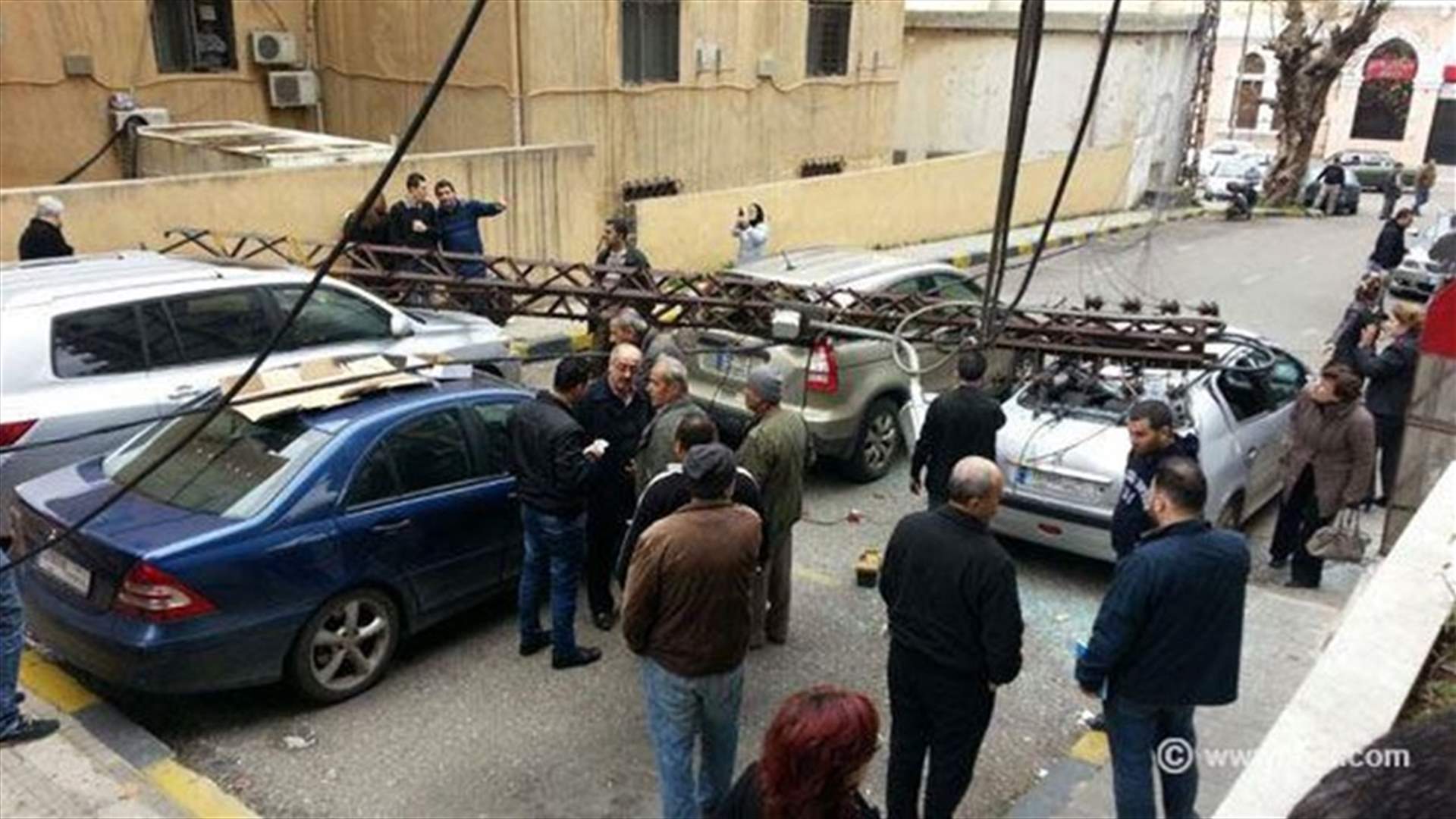 بالصورة: سقوط عمود قرب مركز مالية طرابلس