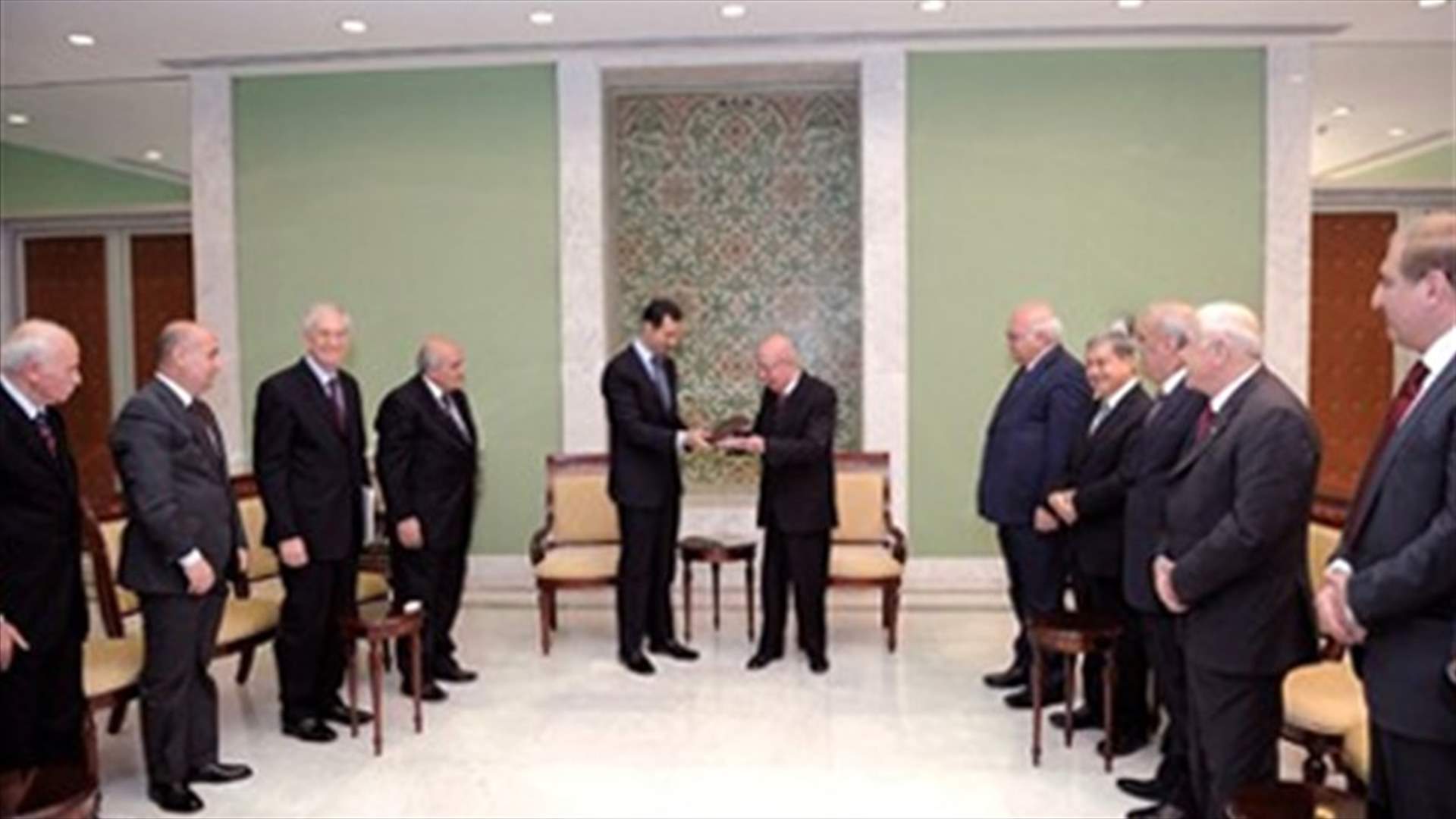 الأسد يتسلم نسخة من مشروع الدستور الجديد والبابا يدعو لاعتماد الحوار بسوريا